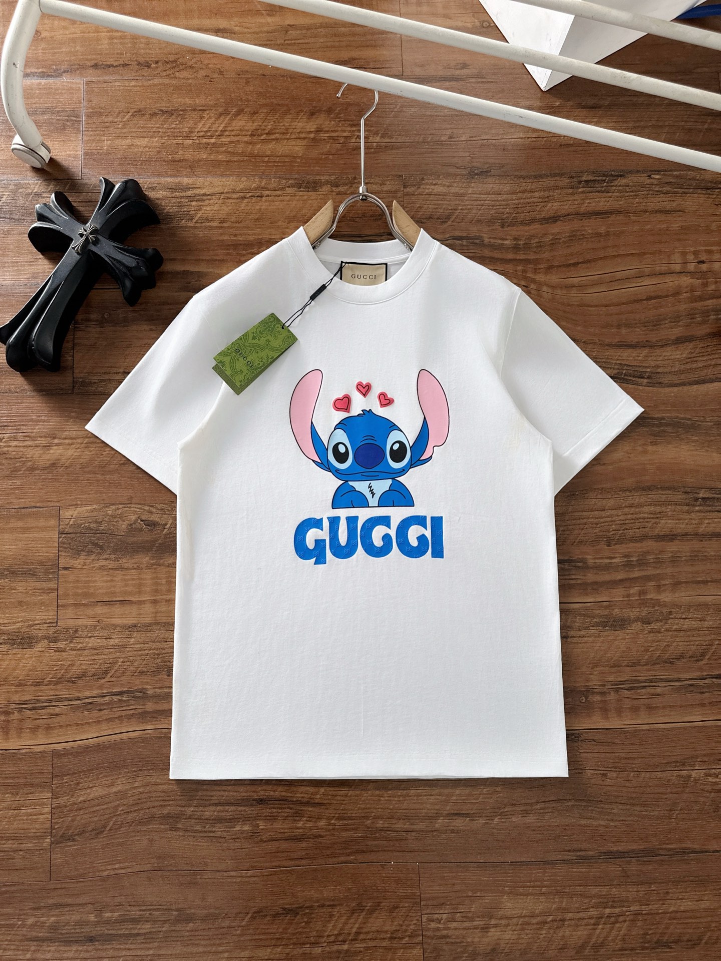 NO:476025,Guqi 2025 spring and summer new short-sleeved T-shirt for men and women,!  Customized exclusive pure cotton fabric, customized original craft threads, and chest heavy-work letter logo craft design!  Simple and generous, calm and versatile, extremely high-end, perfectly integrated with fashion and style, a top fashionable style that perfectly suits the outside wear!  The overall feeling is natural!  The ultimate classic versatile short-sleeved T-shirt is designed with the latest three-dimensional letter logo pattern elements!  The ultimate perfection of heavy industry!  Fans who pursue high quality are please buy them by themselves, and all fans who know the goods are invited to appreciate this model together!  !  Size S-2XL S S S Shoulder Width 46 Bust 102 Clothes 66 Sleeve length 22 M Sleeve width 47 Bust 106 Clothes 67 Sleeve length 23 L Sleeve width 48 Bust 110 Clothes 68 Sleeve length 24 XL Sleeve width 49 Bust 114 Clothes 69 Sleeve length 25 2XL Sleeve width 50 Bust 116 Clothes 70 Sleeve length 26,,T-shirt,tees,t-shirt,alexander wang19860909古奇 2025春夏新款男女同款短袖T恤,！定制专属纯棉面料,定制原版工艺螺纹,胸前重工字母logo工艺设计！简约大方,从容百搭,档次极高,完美融入时尚还有风情感一款完美符合外穿的顶尖时髦气质款！整体给人浑然天成的感觉！极致经典的百搭型短袖T恤,采用最新的立体字母logo图案元素设计！极致的重工极致的完美！追求高品质的粉丝们请自行抢购,诚邀所有识货的粉丝一同鉴赏此款！！ 尺码S-2XL S码肩宽46 胸围102 衣长66 袖长22 M码肩宽47 胸围106 衣长67 袖长23 L码肩宽48 胸围110 衣长68 袖长24 XL码肩宽49 胸围114 衣长69 袖长25 2XL码肩宽50 胸围116 衣长70 袖长26,,T-shirt,tees，t-shirt,alexander wang,Men's clothing