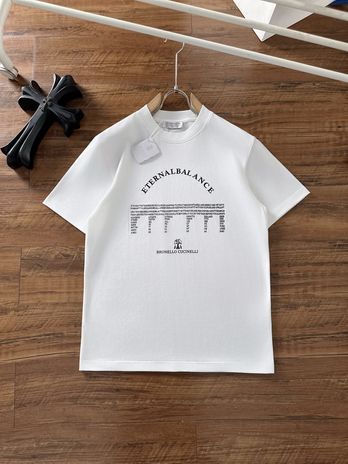 NO:476013,BC 2025 spring and summer new men and women's short-sleeved T-shirt,!  Customized exclusive pure cotton fabric, customized original craft threads, and chest heavy-work letter logo craft design!  Simple and generous, calm and versatile, extremely high-end, perfectly integrated with fashion and style, a top fashionable style that perfectly suits the outside wear!  The overall feeling is natural!  The ultimate classic versatile short-sleeved T-shirt is designed with the latest three-dimensional letter logo pattern elements!  The ultimate perfection of heavy industry!  Fans who pursue high quality are please buy them by themselves, and all fans who know the goods are invited to appreciate this model together!  !  Size S-2XL S S S Shoulder Width 46 Bust 102 Clothes 66 Sleeve length 22 M Sleeve width 47 Bust 106 Clothes 67 Sleeve length 23 L Sleeve width 48 Bust 110 Clothes 68 Sleeve length 24 XL Sleeve width 49 Bust 114 Clothes 69 Sleeve length 25 2XL Sleeve width 50 Bust 116 Clothes 70 Sleeve length 26,,T-shirt,tees,t-shirt,alexander wang19860909BC 2025春夏新款男女同款短袖T恤,！定制专属纯棉面料,定制原版工艺螺纹,胸前重工字母logo工艺设计！简约大方,从容百搭,档次极高,完美融入时尚还有风情感一款完美符合外穿的顶尖时髦气质款！整体给人浑然天成的感觉！极致经典的百搭型短袖T恤,采用最新的立体字母logo图案元素设计！极致的重工极致的完美！追求高品质的粉丝们请自行抢购,诚邀所有识货的粉丝一同鉴赏此款！！ 尺码S-2XL S码肩宽46 胸围102 衣长66 袖长22 M码肩宽47 胸围106 衣长67 袖长23 L码肩宽48 胸围110 衣长68 袖长24 XL码肩宽49 胸围114 衣长69 袖长25 2XL码肩宽50 胸围116 衣长70 袖长26,,T-shirt,tees，t-shirt,alexander wang,Men's clothing