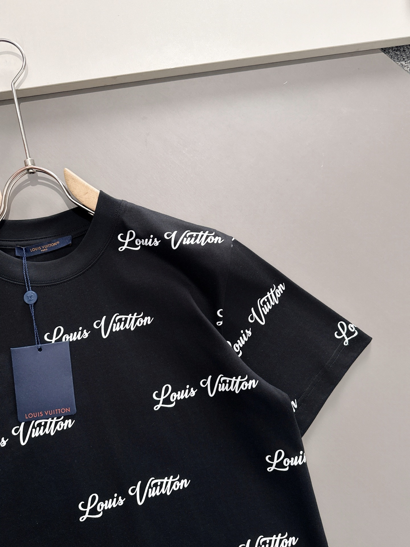 LV 2025春夏新款男女同款👫短袖T恤,!定制专属纯棉面料,定制原版工艺螺纹,胸前重工字母logo工