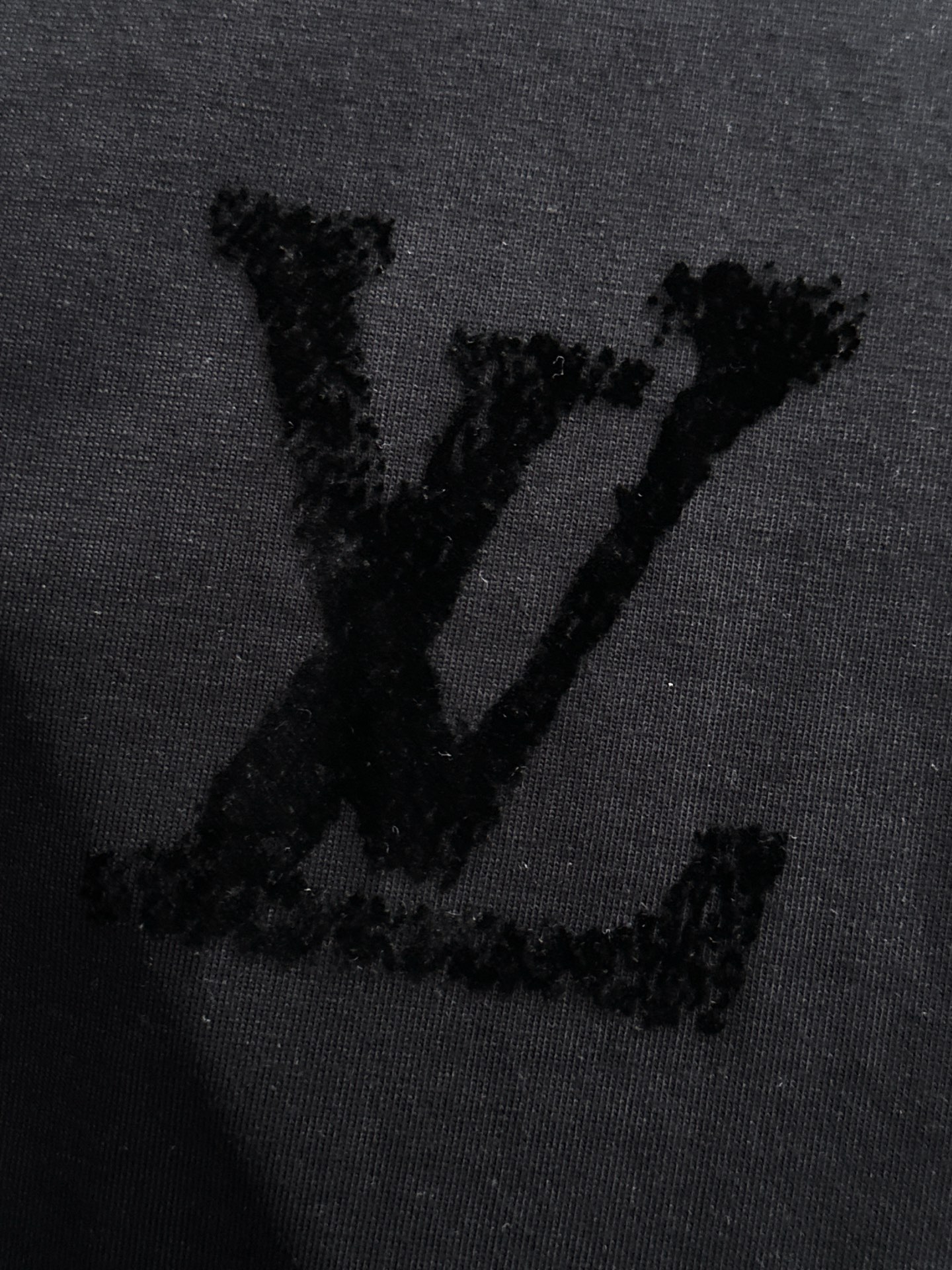   LV 2025春夏 最新款短袖T恤，原标 定制面料，手感柔软，穿着舒适，做工精细.上身效果无敌帅气，