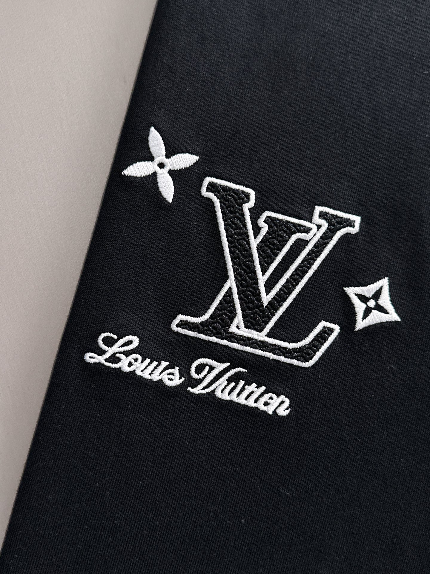  LV 2025春夏 最新款短袖T恤，原标 定制面料，手感柔软，穿着舒适，做工精细.上身效果无敌帅气， 
