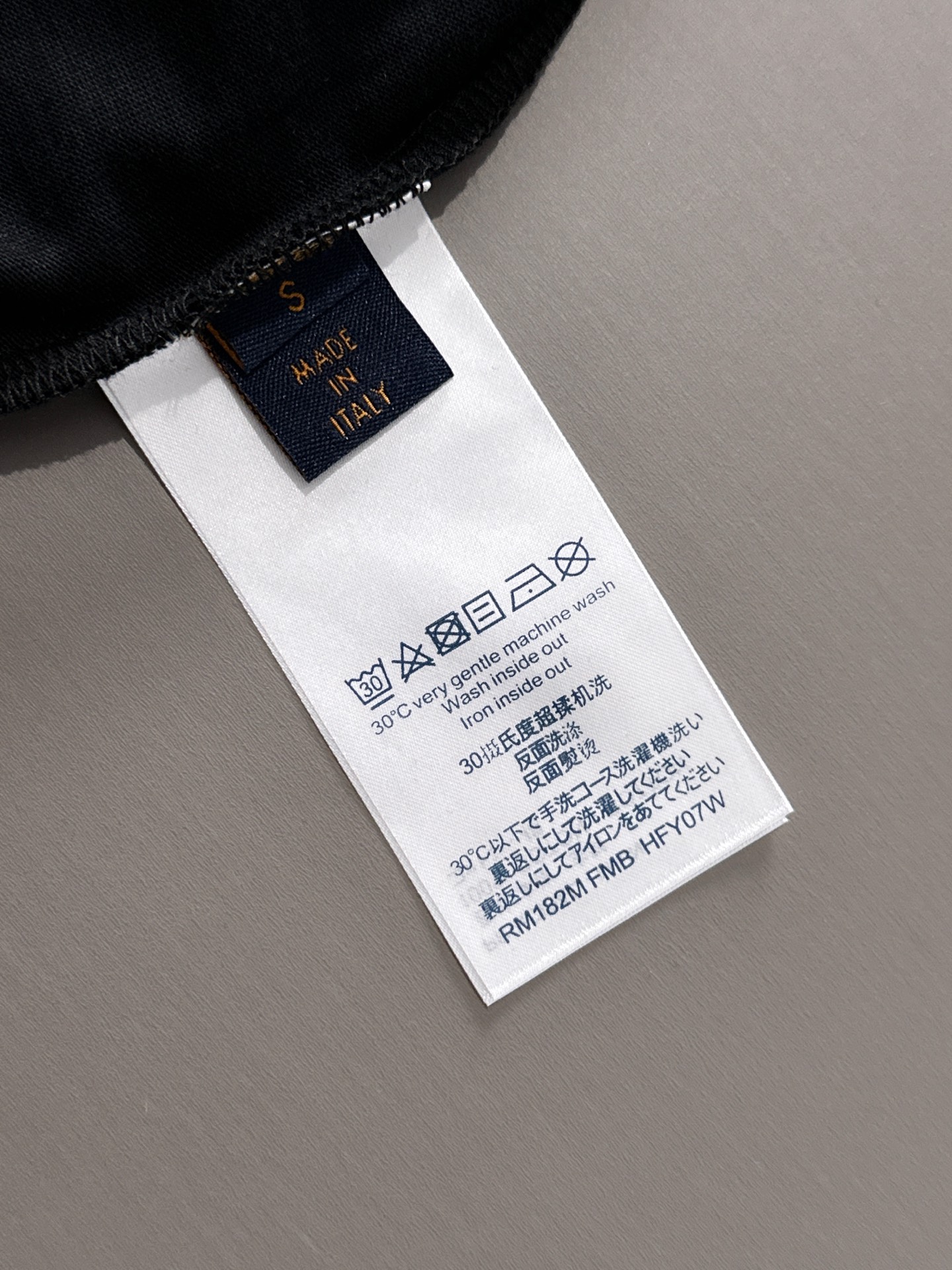  LV 2025春夏 最新款短袖T恤，原标 定制面料，手感柔软，穿着舒适，做工精细.上身效果无敌帅气， 