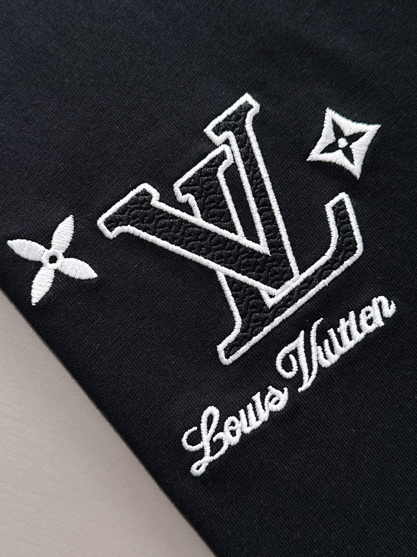  LV 2025春夏 最新款短袖T恤，原标 定制面料，手感柔软，穿着舒适，做工精细.上身效果无敌帅气， 
