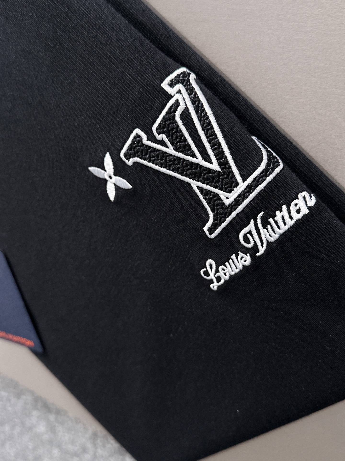  LV 2025春夏 最新款短袖T恤，原标 定制面料，手感柔软，穿着舒适，做工精细.上身效果无敌帅气， 
