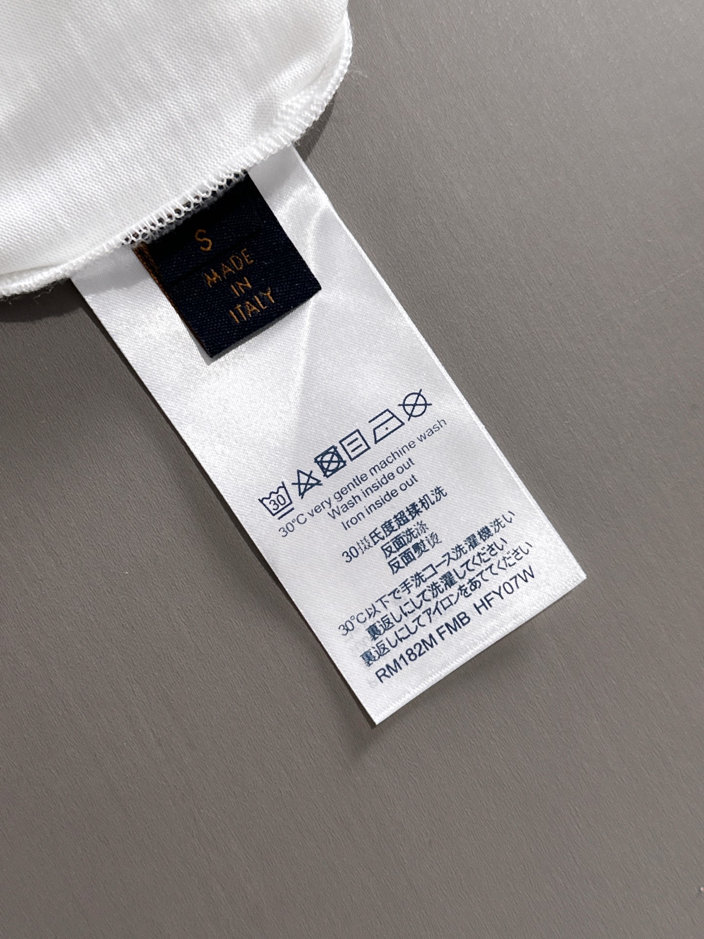LV 2025春夏新款男女同款👫短袖T恤,!定制专属纯棉面料,定制原版工艺螺纹,胸前重工字母logo工
