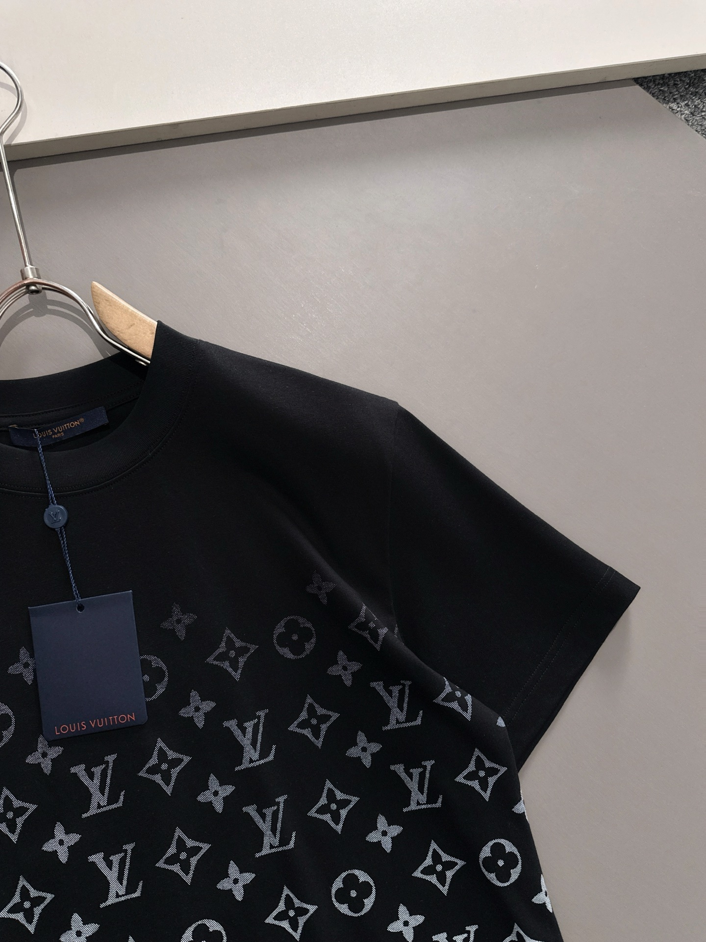 LV 2025春夏新款男女同款👫短袖T恤,!定制专属纯棉面料,定制原版工艺螺纹,胸前重工字母logo工