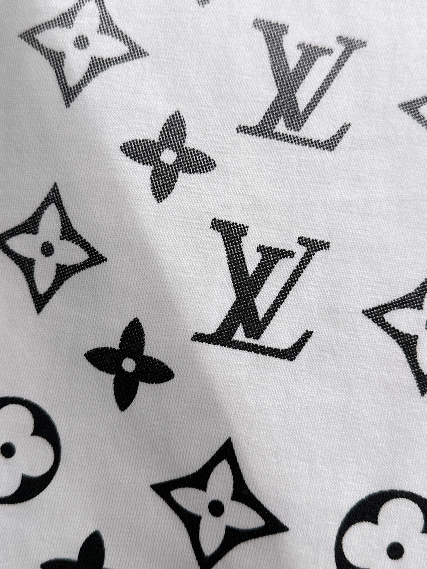 LV 2025春夏新款男女同款👫短袖T恤,!定制专属纯棉面料,定制原版工艺螺纹,胸前重工字母logo工