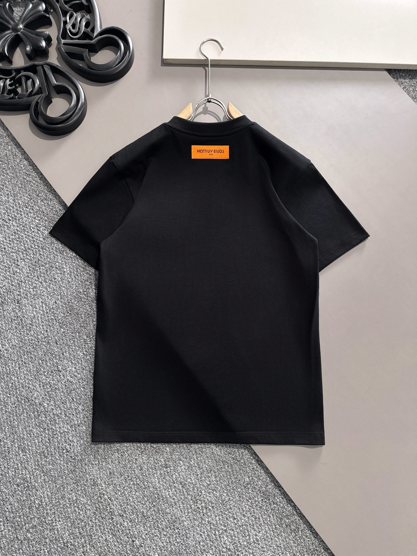 LV 2025春夏新款男女同款👫短袖T恤,!定制专属纯棉面料,定制原版工艺螺纹,胸前重工字母logo工