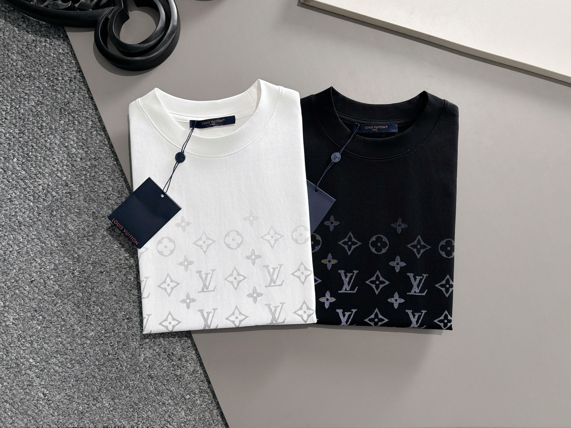 LV 2025春夏新款男女同款👫短袖T恤,!定制专属纯棉面料,定制原版工艺螺纹,胸前重工字母logo工