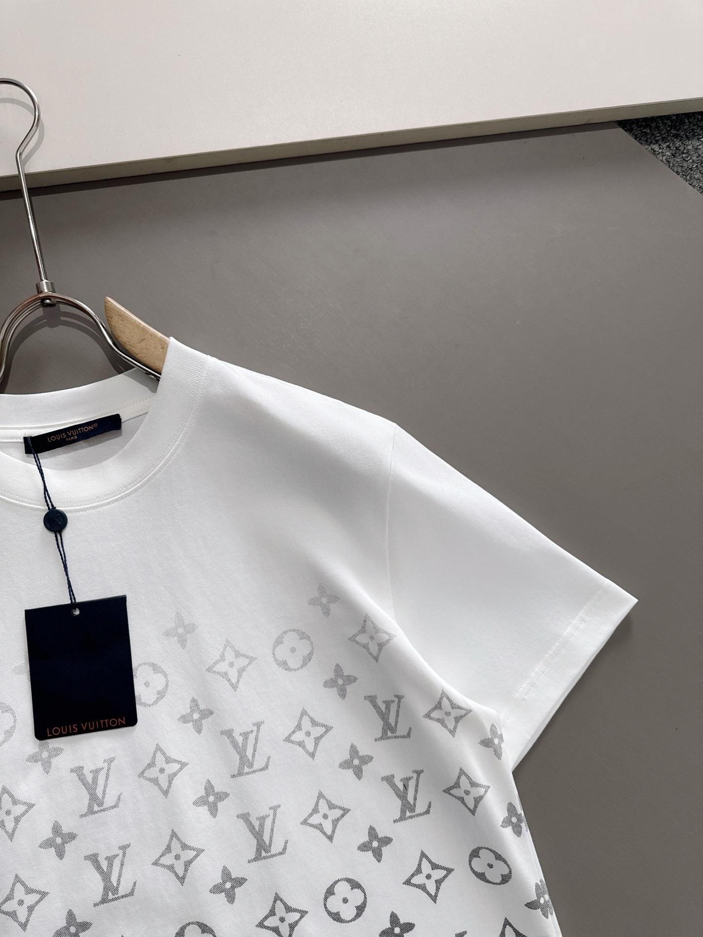 LV 2025春夏新款男女同款👫短袖T恤,!定制专属纯棉面料,定制原版工艺螺纹,胸前重工字母logo工