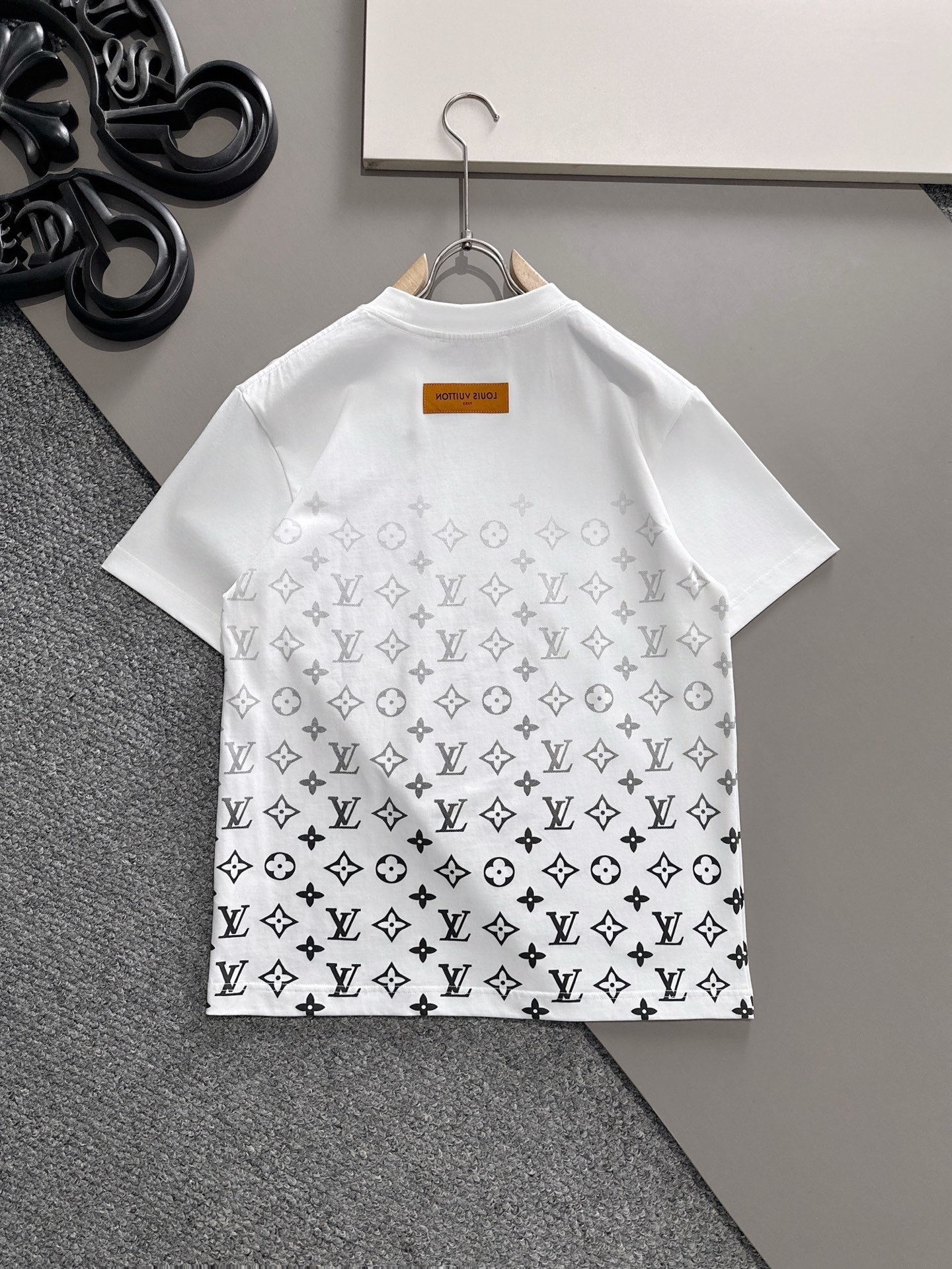 LV 2025春夏新款男女同款👫短袖T恤,!定制专属纯棉面料,定制原版工艺螺纹,胸前重工字母logo工