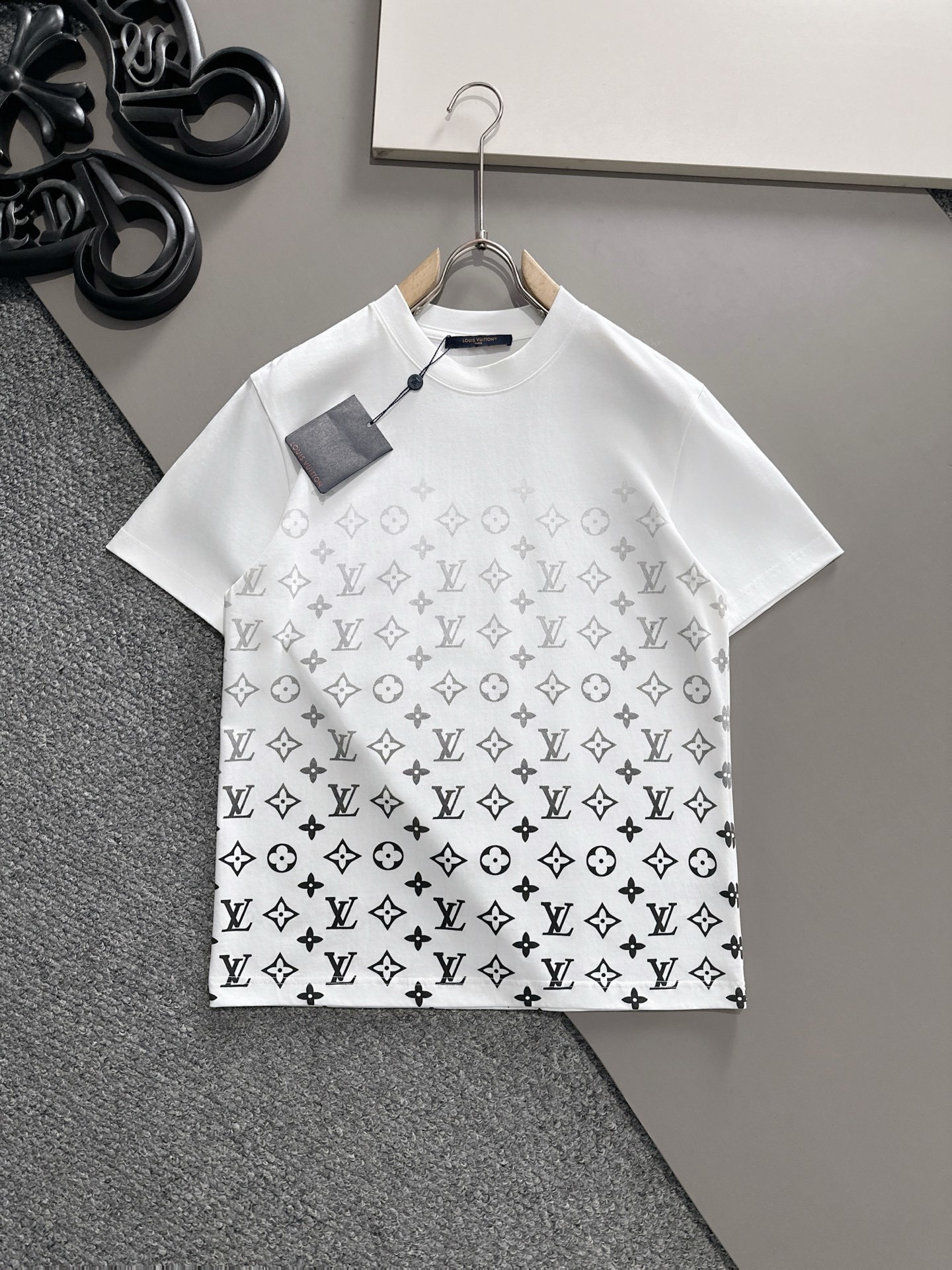 LV 2025春夏新款男女同款👫短袖T恤,!定制专属纯棉面料,定制原版工艺螺纹,胸前重工字母logo工