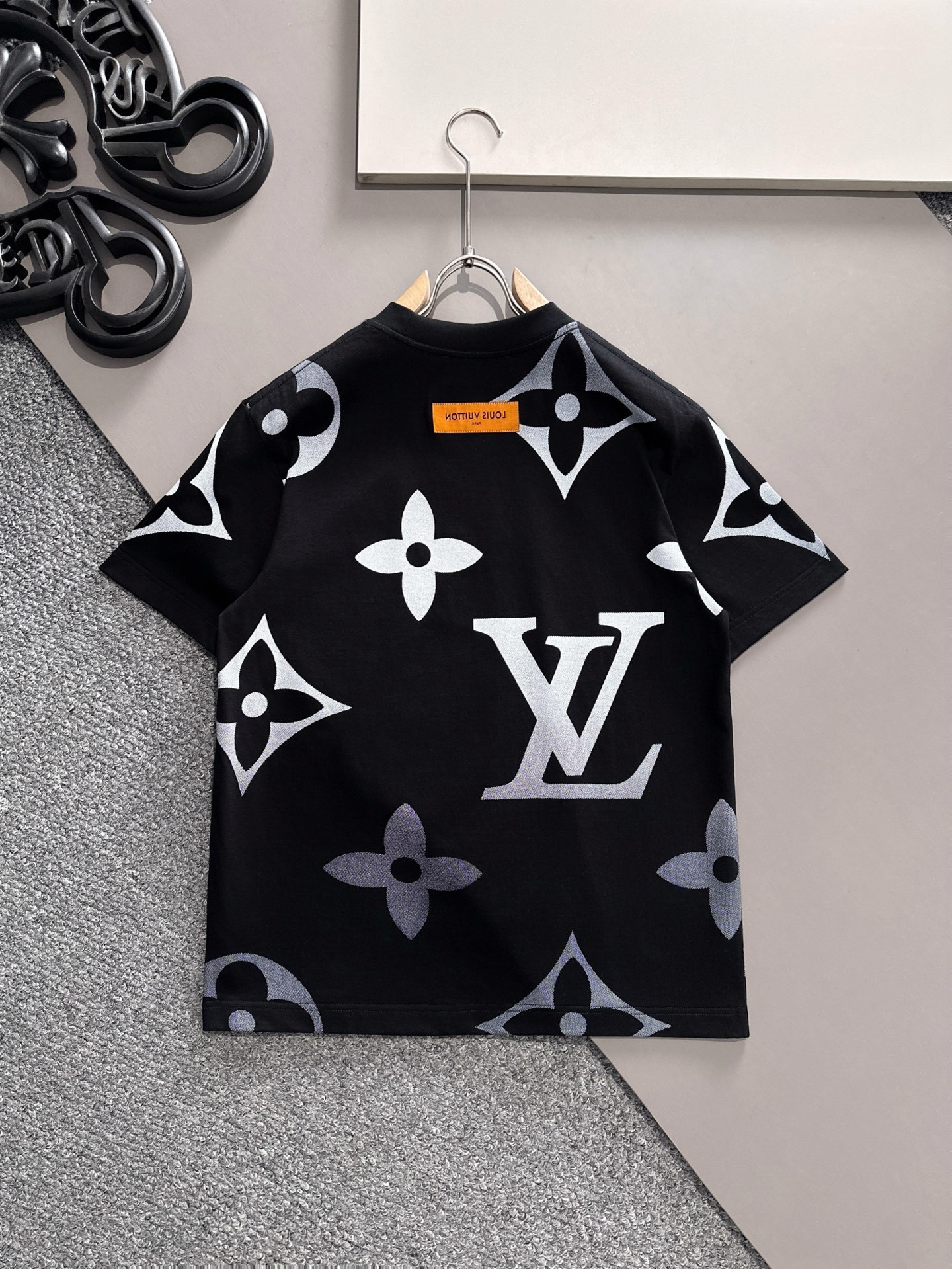 LV 2025春夏新款男女同款👫短袖T恤,!定制专属纯棉面料,定制原版工艺螺纹,胸前重工字母logo工