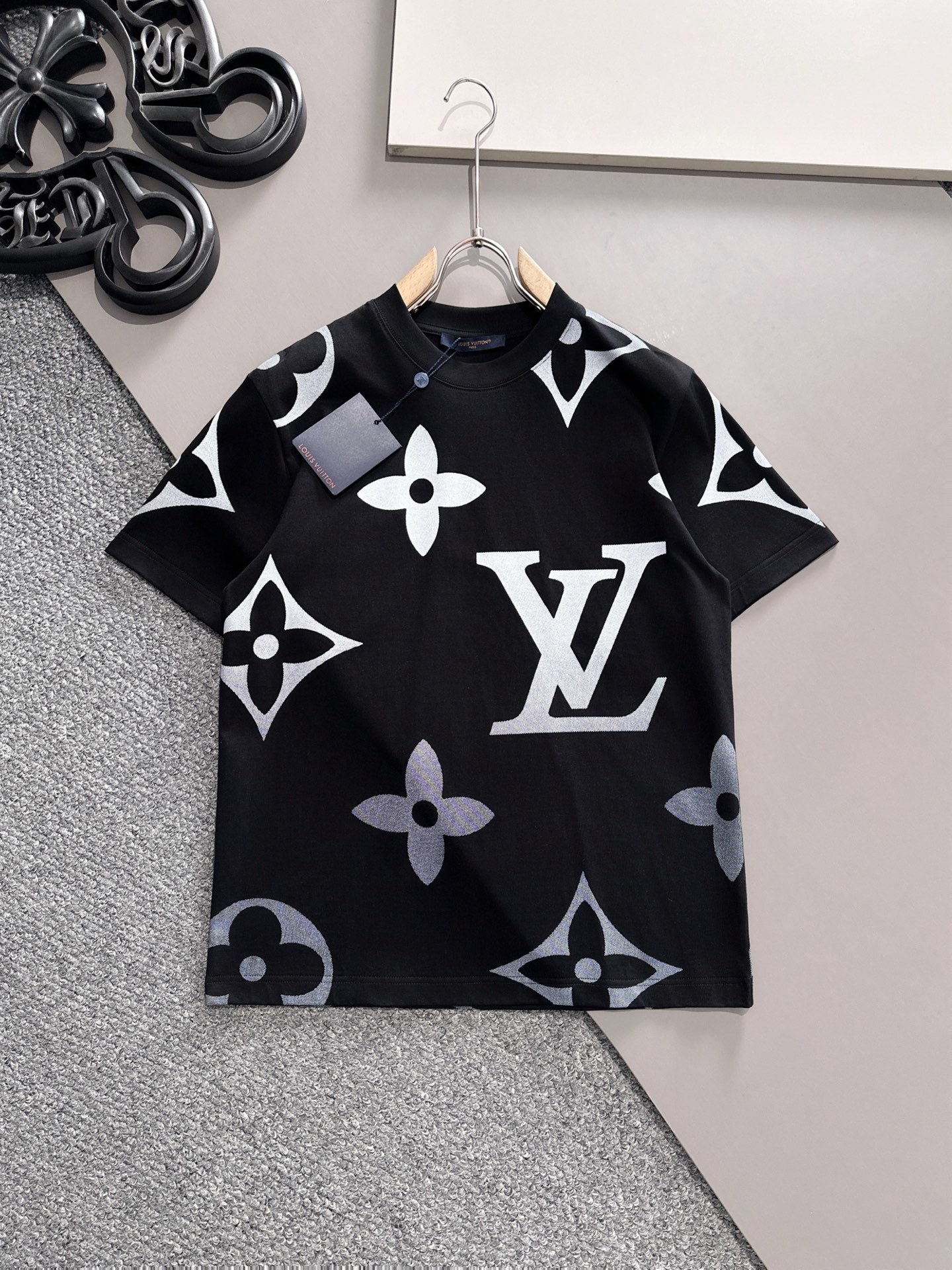 LV 2025春夏新款男女同款👫短袖T恤,!定制专属纯棉面料,定制原版工艺螺纹,胸前重工字母logo工