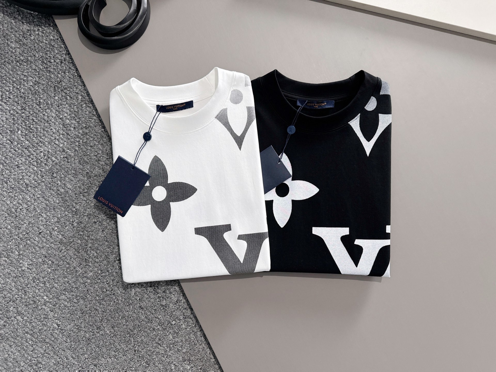 LV 2025春夏新款男女同款👫短袖T恤,!定制专属纯棉面料,定制原版工艺螺纹,胸前重工字母logo工