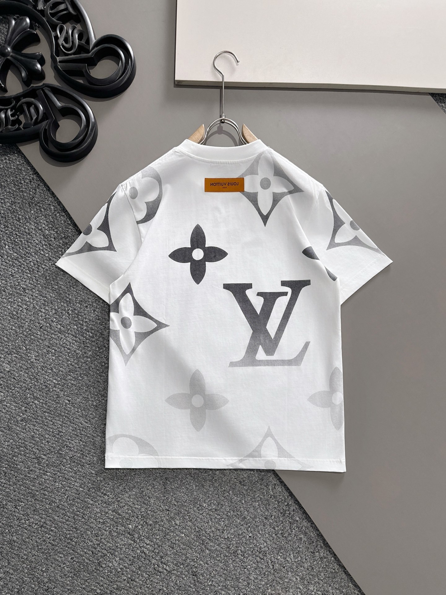 LV 2025春夏新款男女同款👫短袖T恤,!定制专属纯棉面料,定制原版工艺螺纹,胸前重工字母logo工