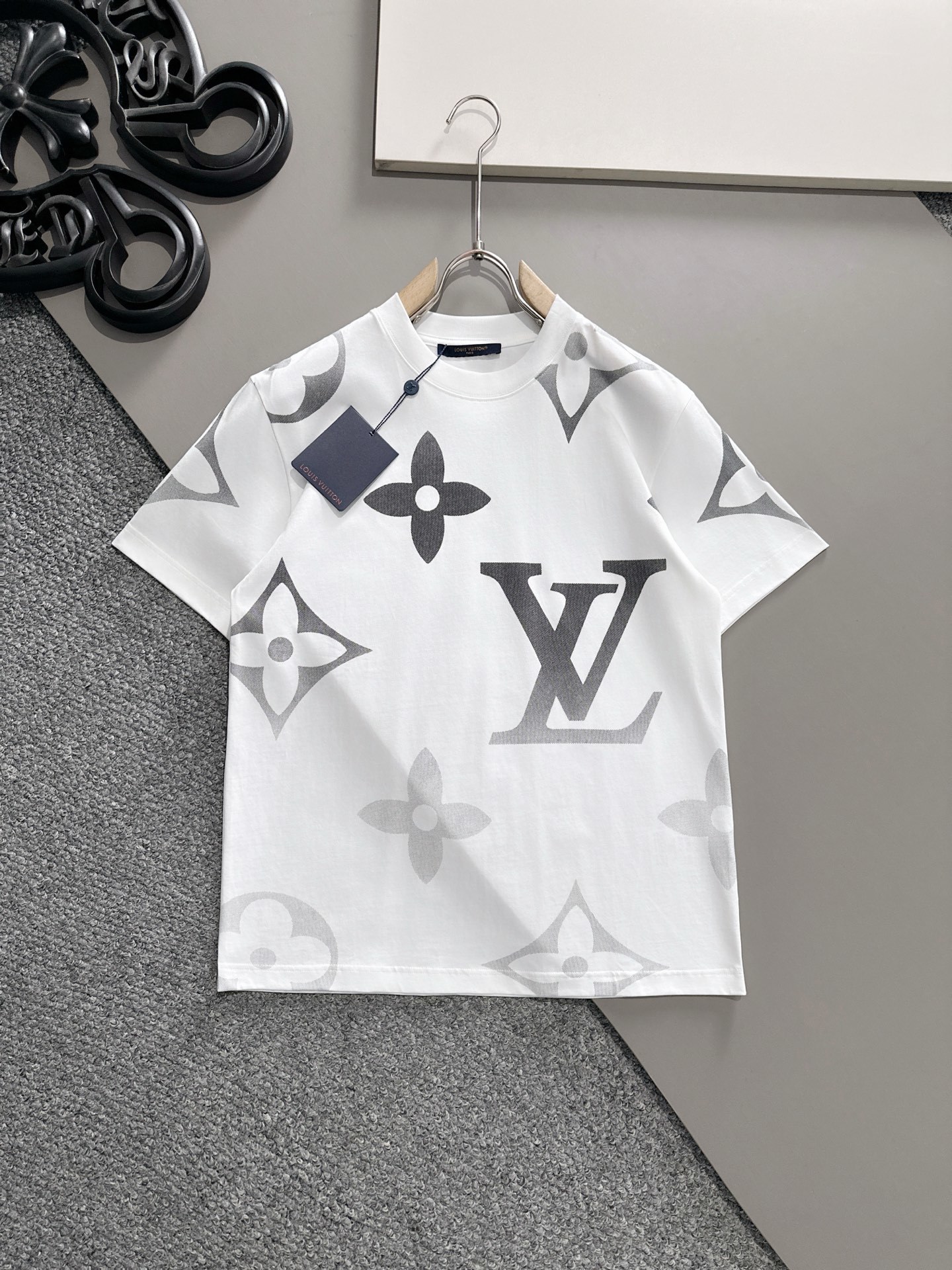 LV 2025春夏新款男女同款👫短袖T恤,!定制专属纯棉面料,定制原版工艺螺纹,胸前重工字母logo工