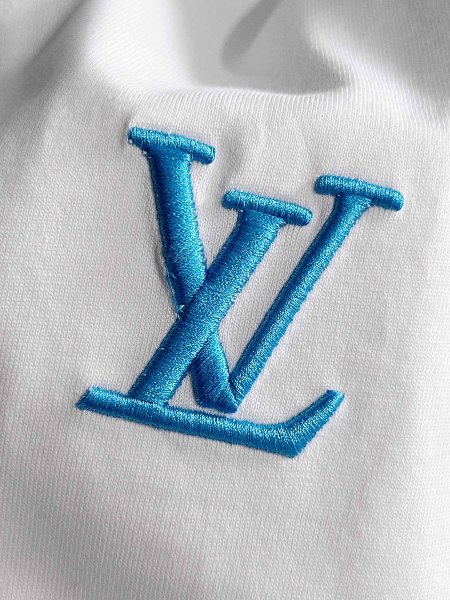 LV 2025春夏新款男女同款👫短袖T恤,!定制专属纯棉面料,定制原版工艺螺纹,胸前重工字母logo工