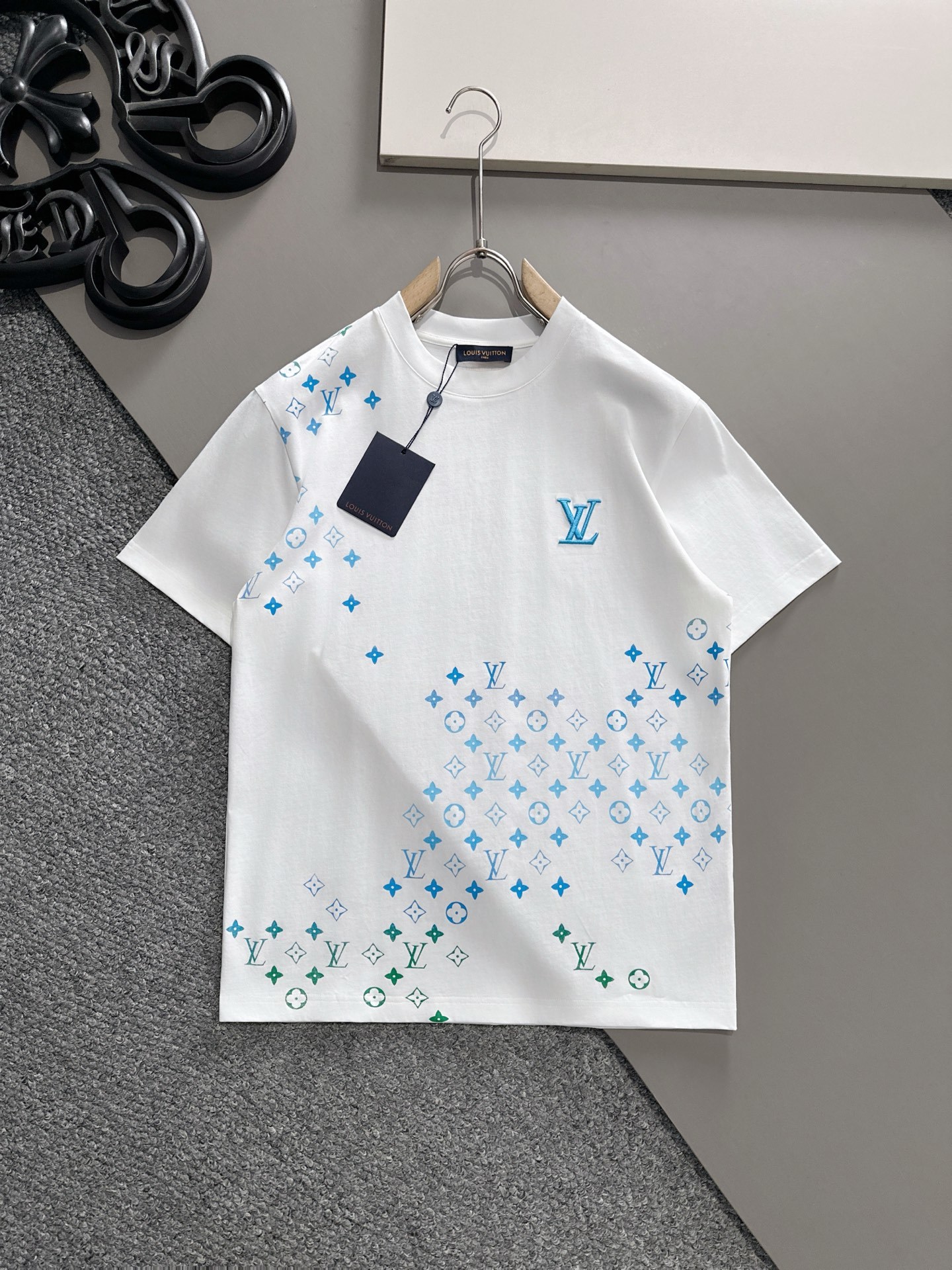 LV 2025春夏新款男女同款👫短袖T恤,!定制专属纯棉面料,定制原版工艺螺纹,胸前重工字母logo工