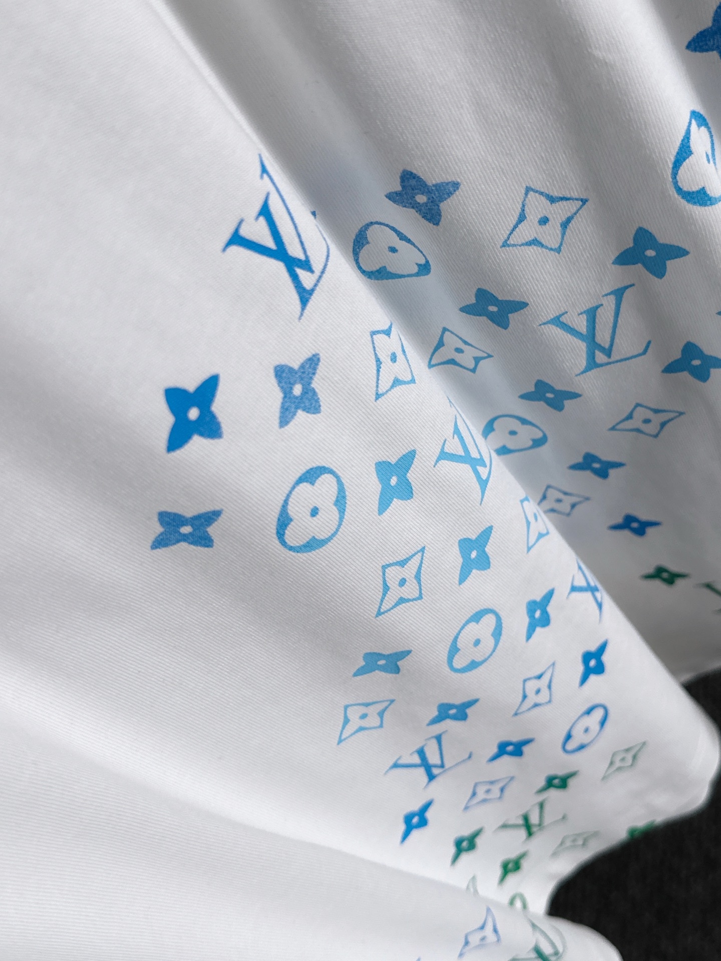 LV 2025春夏新款男女同款👫短袖T恤,!定制专属纯棉面料,定制原版工艺螺纹,胸前重工字母logo工