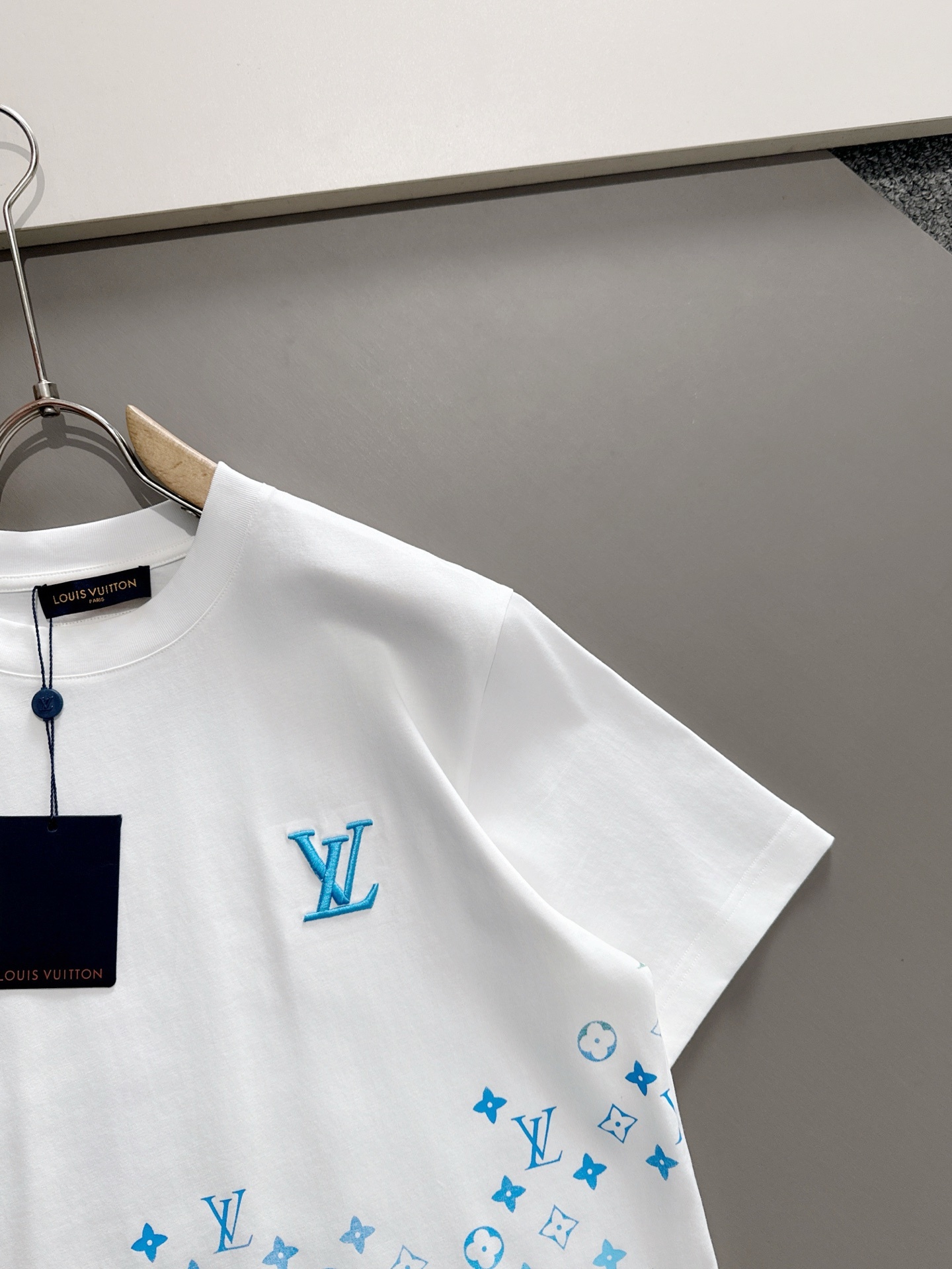 LV 2025春夏新款男女同款👫短袖T恤,!定制专属纯棉面料,定制原版工艺螺纹,胸前重工字母logo工