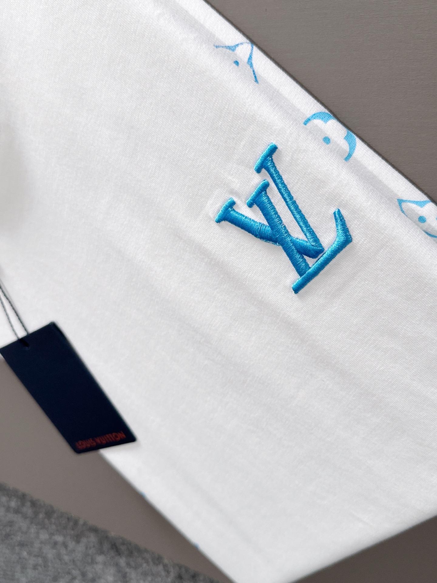 LV 2025春夏新款男女同款👫短袖T恤,!定制专属纯棉面料,定制原版工艺螺纹,胸前重工字母logo工