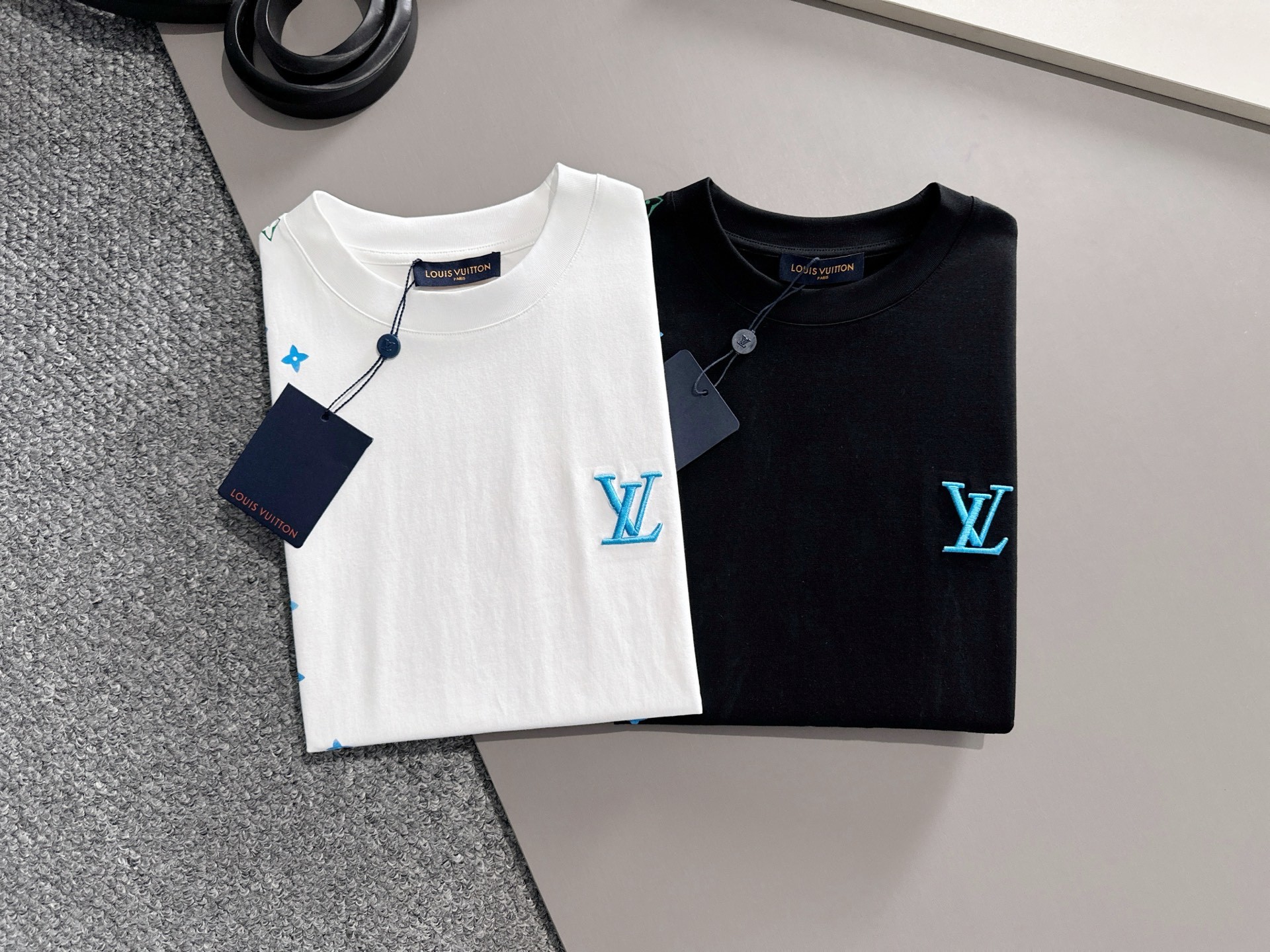 LV 2025春夏新款男女同款👫短袖T恤,!定制专属纯棉面料,定制原版工艺螺纹,胸前重工字母logo工