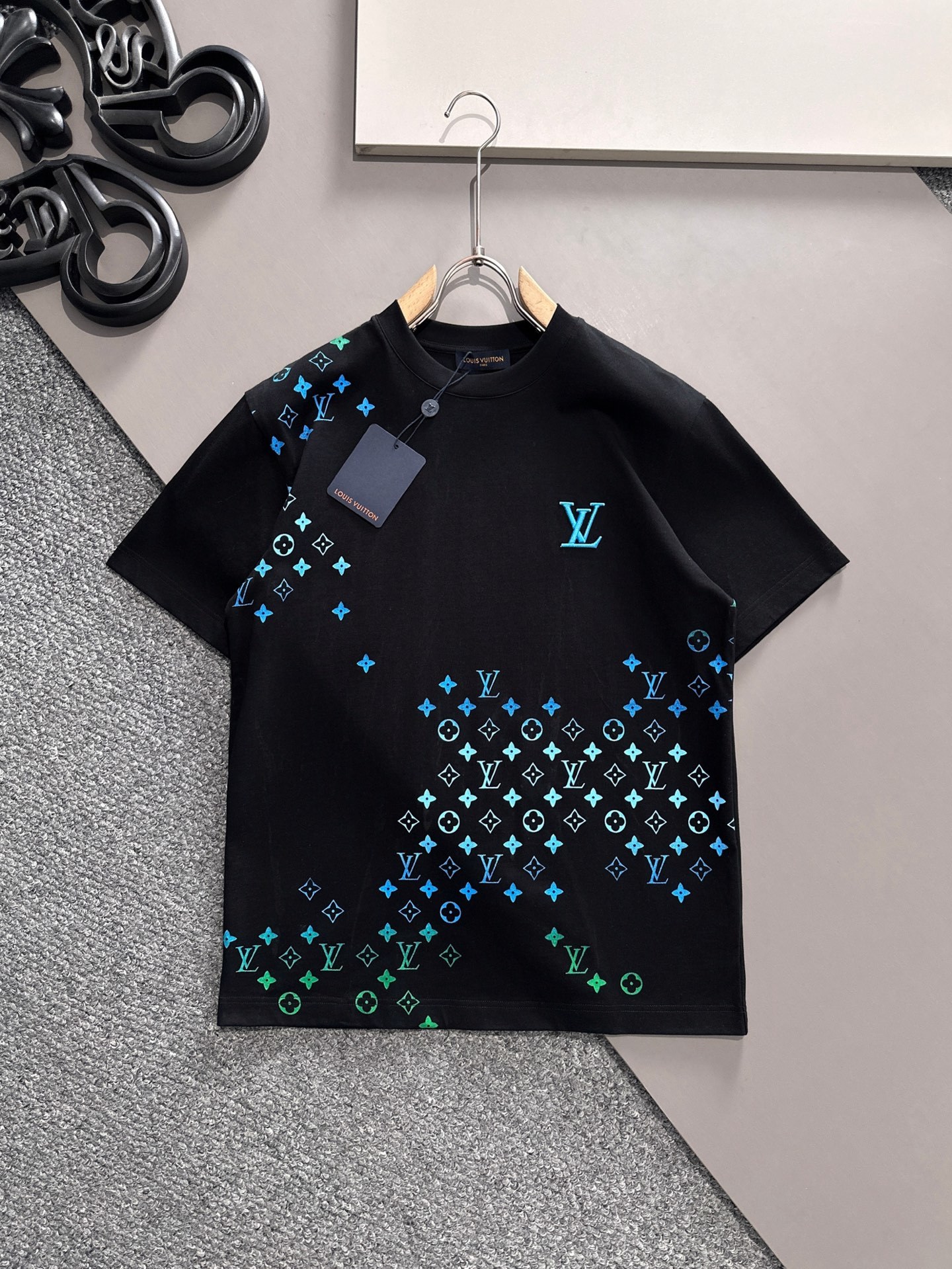 LV 2025春夏新款男女同款👫短袖T恤,!定制专属纯棉面料,定制原版工艺螺纹,胸前重工字母logo工