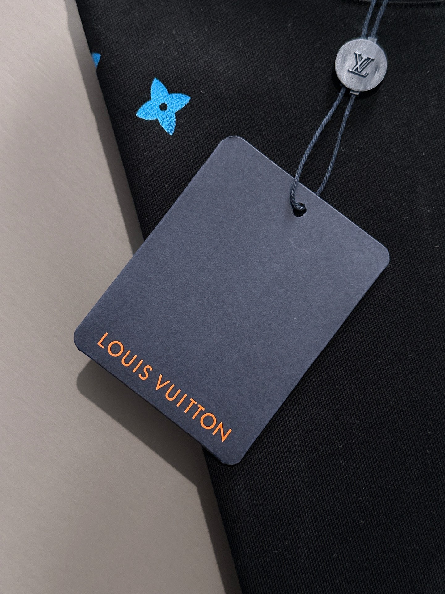 LV 2025春夏新款男女同款👫短袖T恤,!定制专属纯棉面料,定制原版工艺螺纹,胸前重工字母logo工