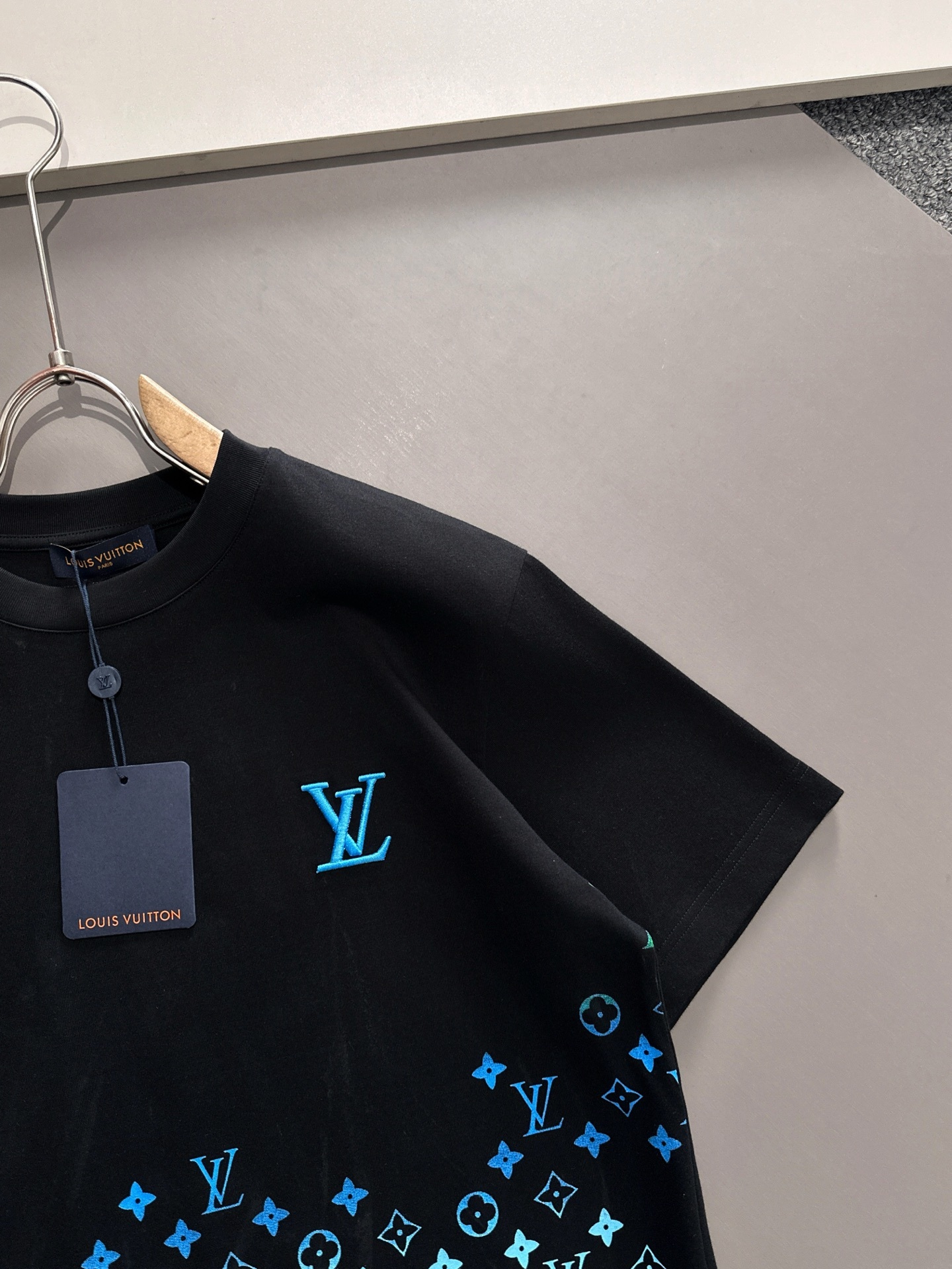 LV 2025春夏新款男女同款👫短袖T恤,!定制专属纯棉面料,定制原版工艺螺纹,胸前重工字母logo工
