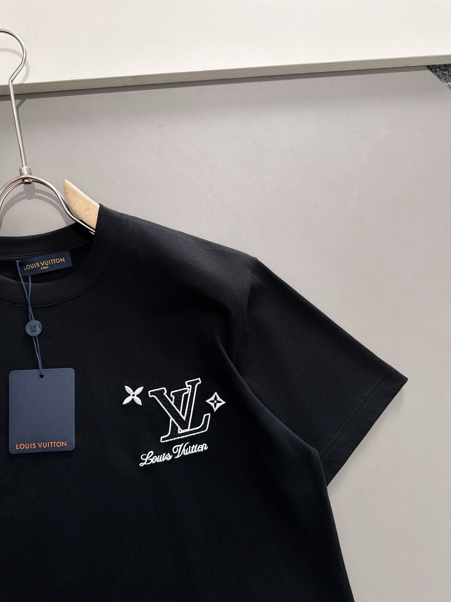  LV 2025春夏 最新款短袖T恤，原标 定制面料，手感柔软，穿着舒适，做工精细.上身效果无敌帅气， 