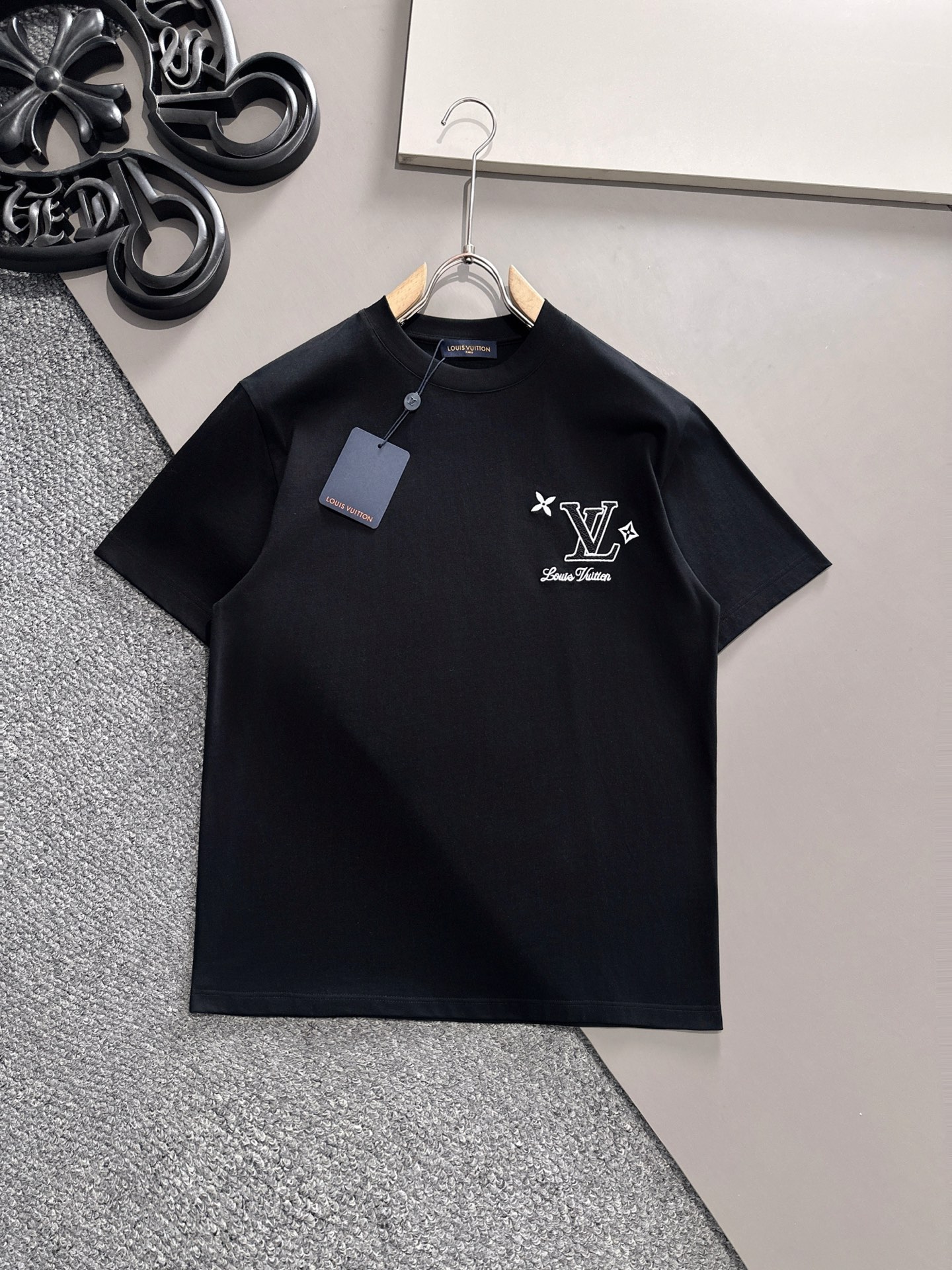  LV 2025春夏 最新款短袖T恤，原标 定制面料，手感柔软，穿着舒适，做工精细.上身效果无敌帅气， 