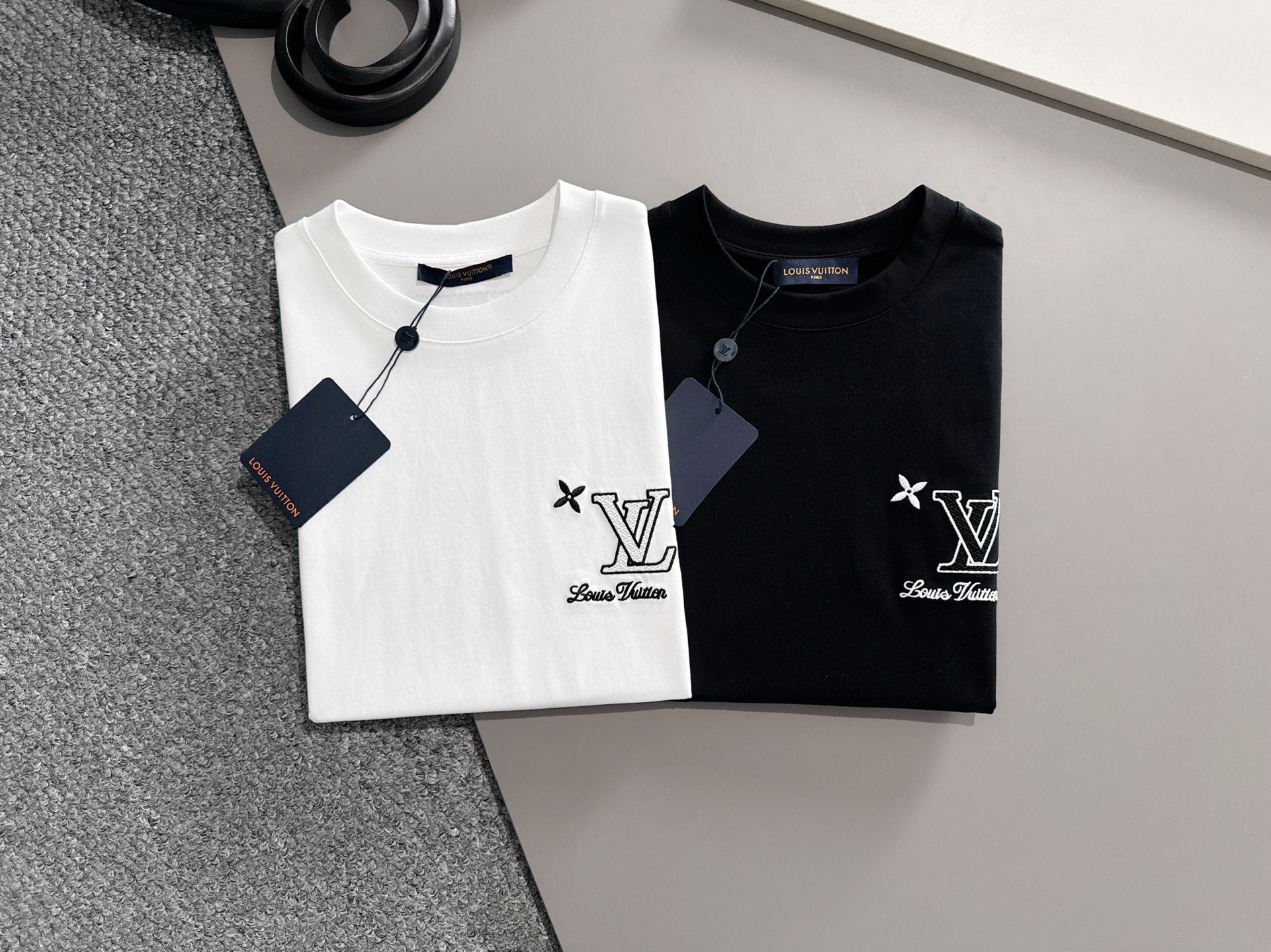  LV 2025春夏 最新款短袖T恤，原标 定制面料，手感柔软，穿着舒适，做工精细.上身效果无敌帅气， 