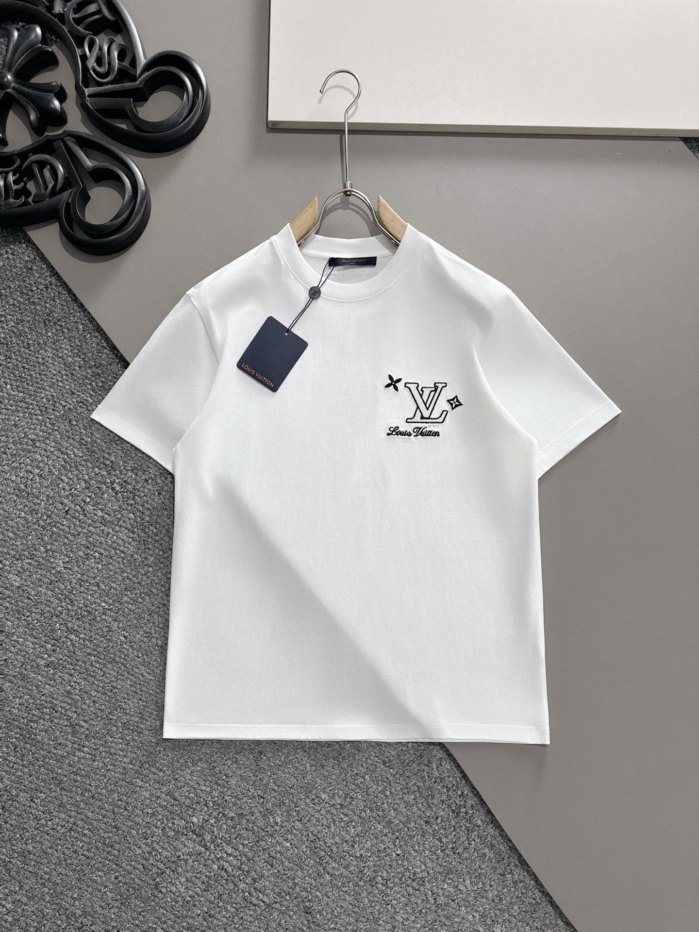  LV 2025春夏 最新款短袖T恤，原标 定制面料，手感柔软，穿着舒适，做工精细.上身效果无敌帅气， 
