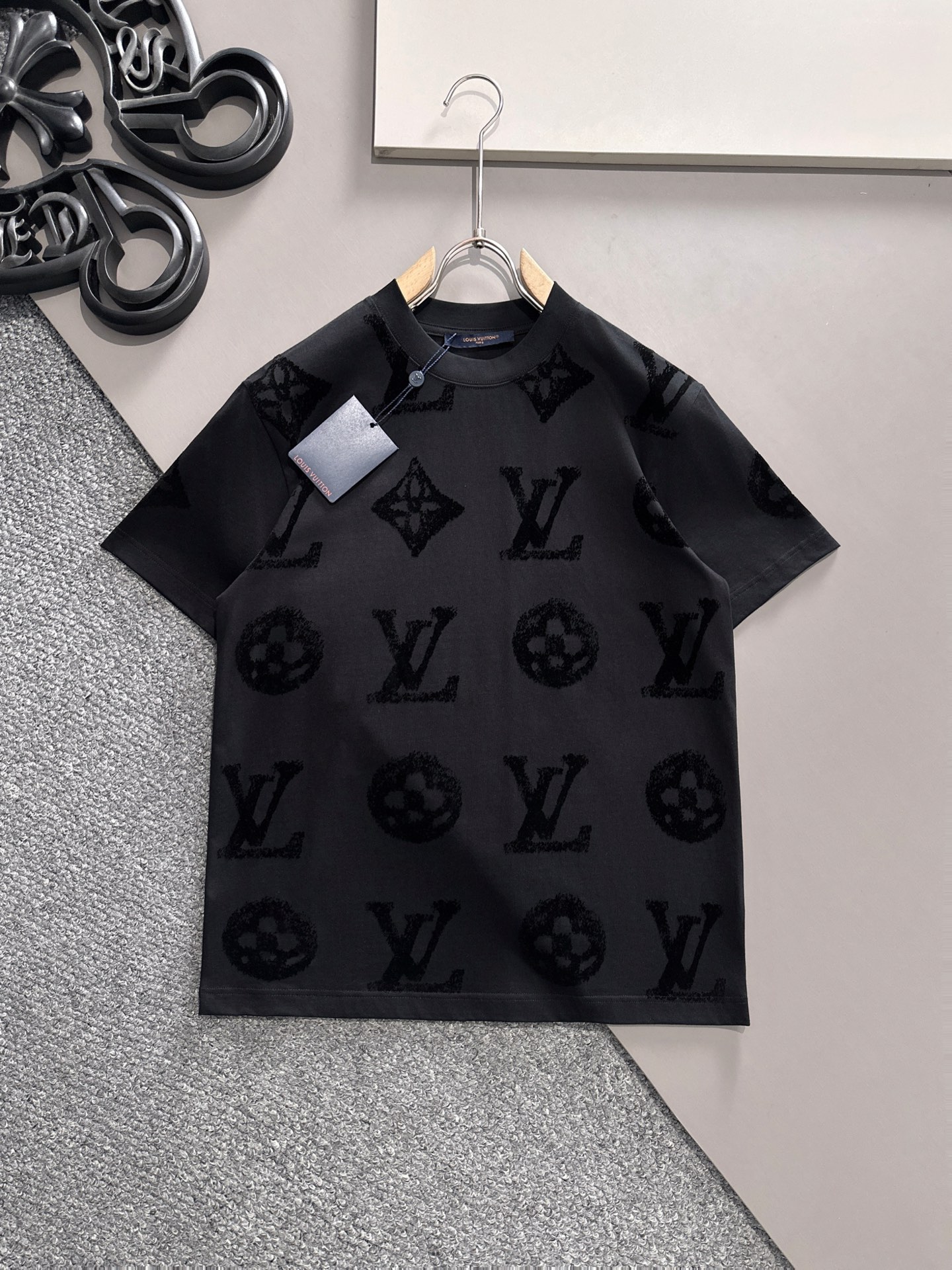  LV 2025春夏 最新款短袖T恤，原标 定制面料，手感柔软，穿着舒适，做工精细.上身效果无敌帅气，