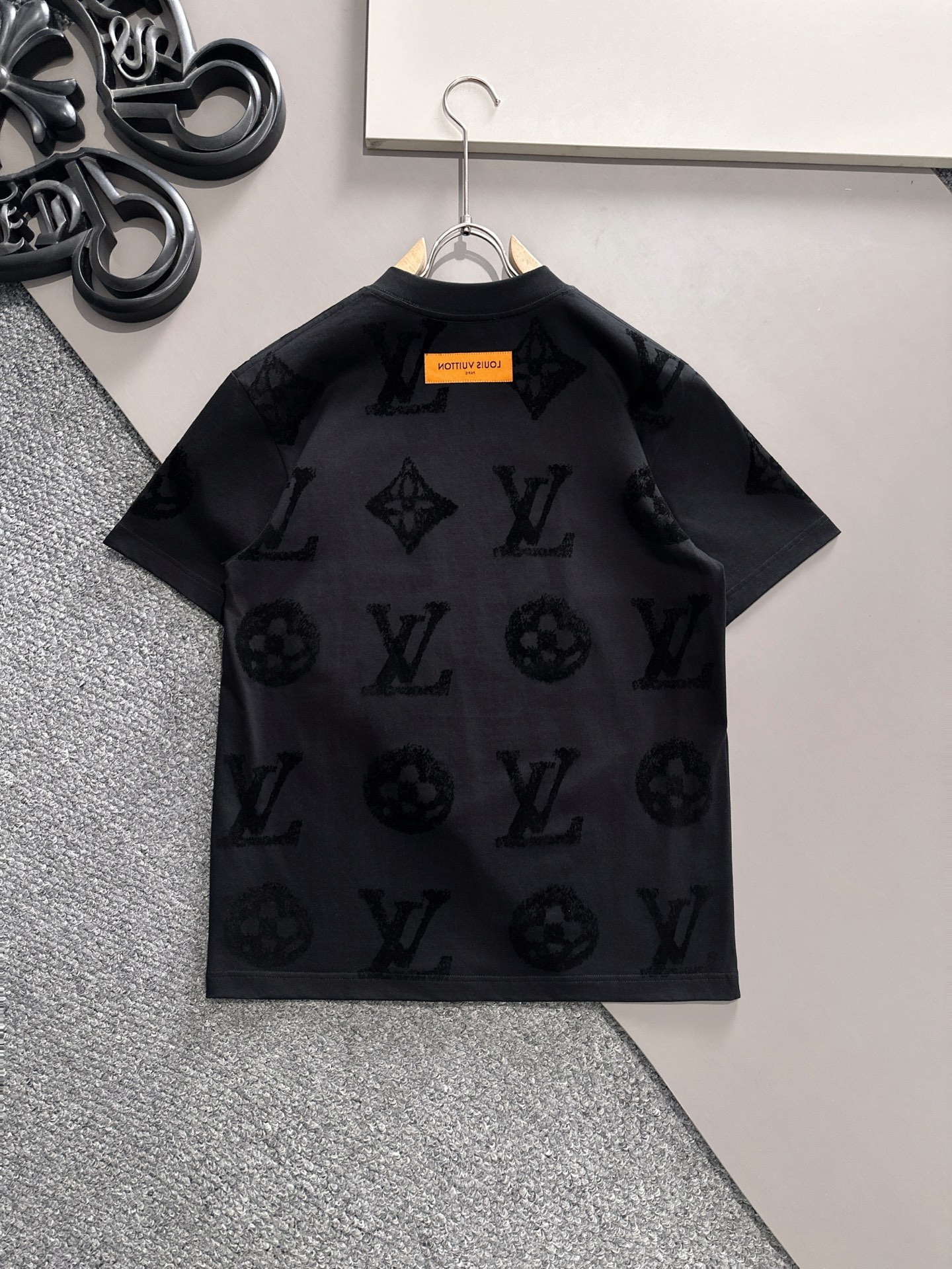   LV 2025春夏 最新款短袖T恤，原标 定制面料，手感柔软，穿着舒适，做工精细.上身效果无敌帅气，