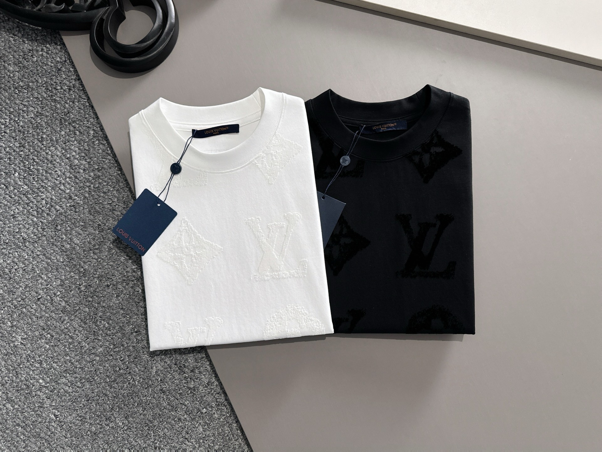   LV 2025春夏 最新款短袖T恤，原标 定制面料，手感柔软，穿着舒适，做工精细.上身效果无敌帅气，