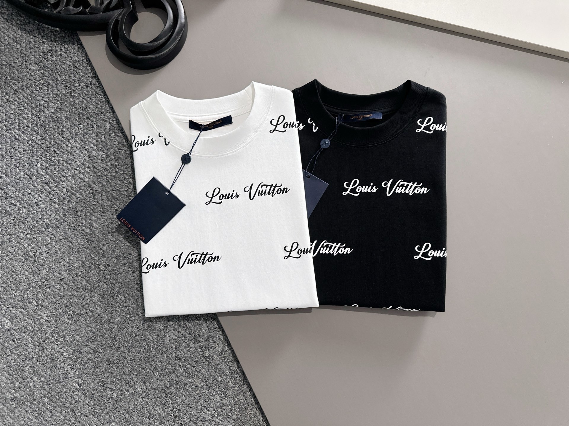 LV 2025春夏新款男女同款👫短袖T恤,!定制专属纯棉面料,定制原版工艺螺纹,胸前重工字母logo工