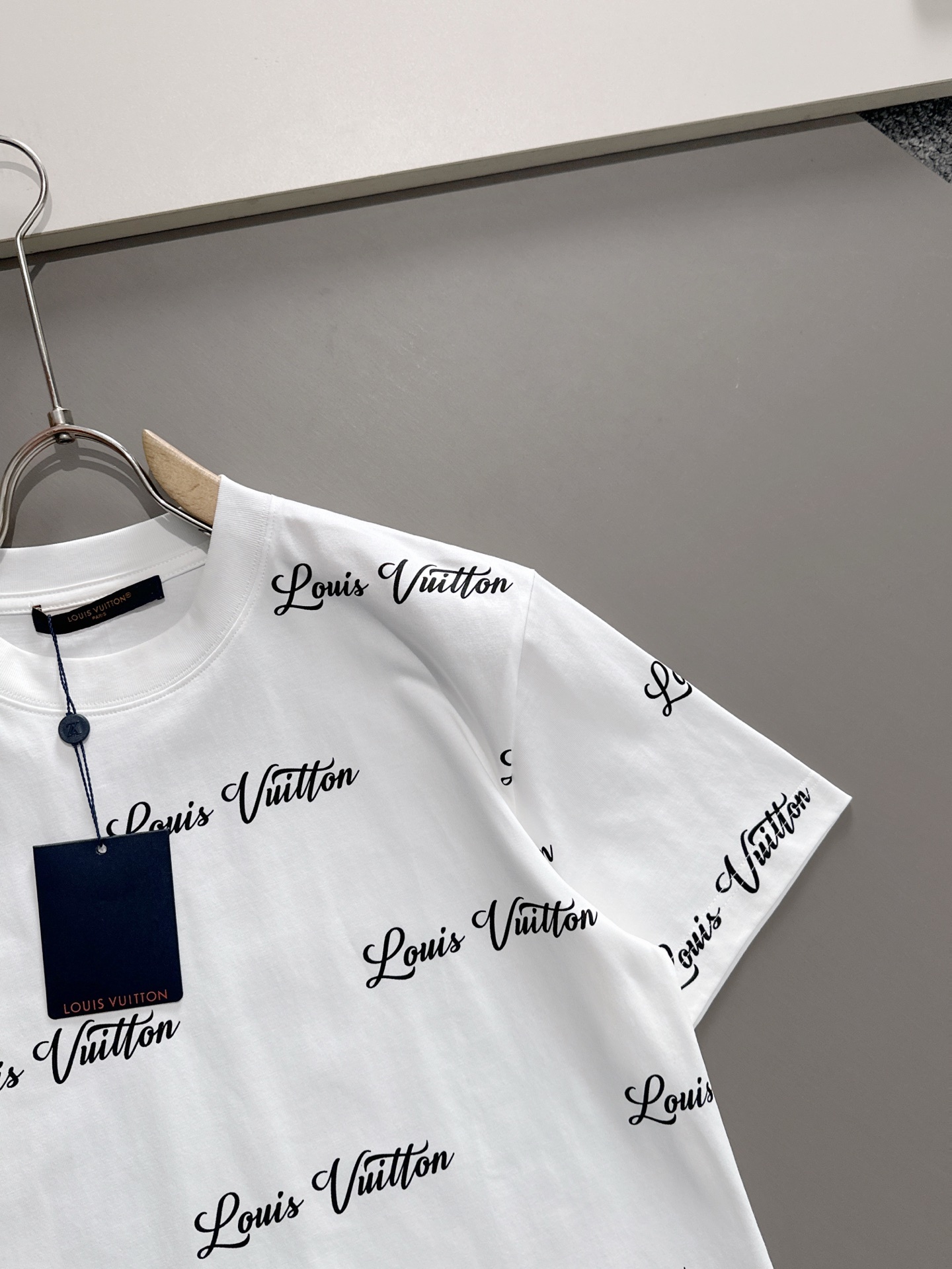 LV 2025春夏新款男女同款👫短袖T恤,!定制专属纯棉面料,定制原版工艺螺纹,胸前重工字母logo工