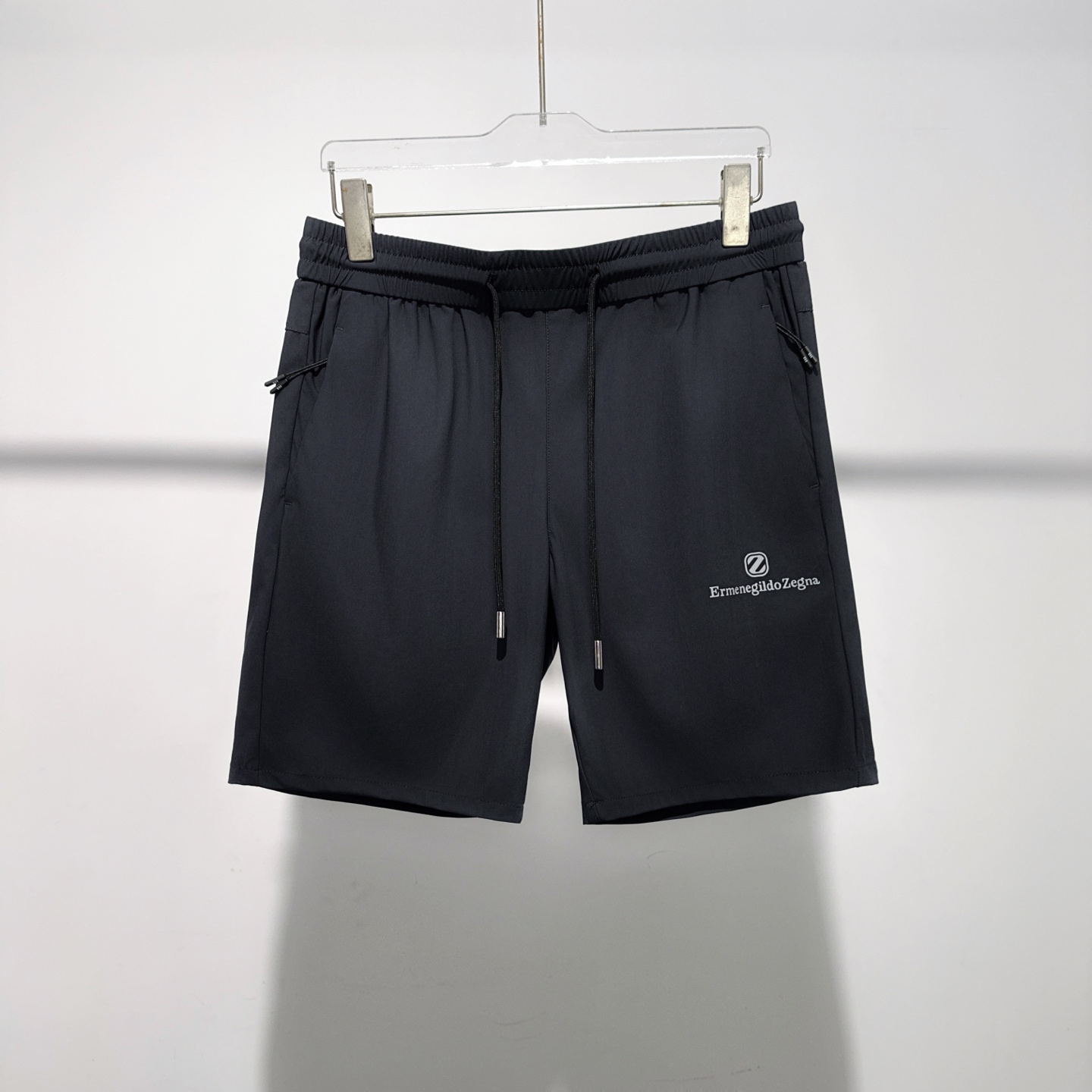 NO:483479,(Logo has reflective effect) Zjia 2025 summer new shorts. Customized fabric, breathable and comfortable, impeccable details, brand element design concept, reflecting high quality. It feels delicate and soft!  It is casually cut, with a great upper body style!  Size M-3XL, shorts, alexander wang19860909（logo有反光效果）Z家 2025 夏季新款短裤.定制面料 透气舒适度高,细节无可挑剔,品牌元素设计理念,体现高品质.手感细腻柔软！呈现休闲裁剪,上身版型超赞！ 尺码M-3XL,,shorts,alexander wang,Men's clothing