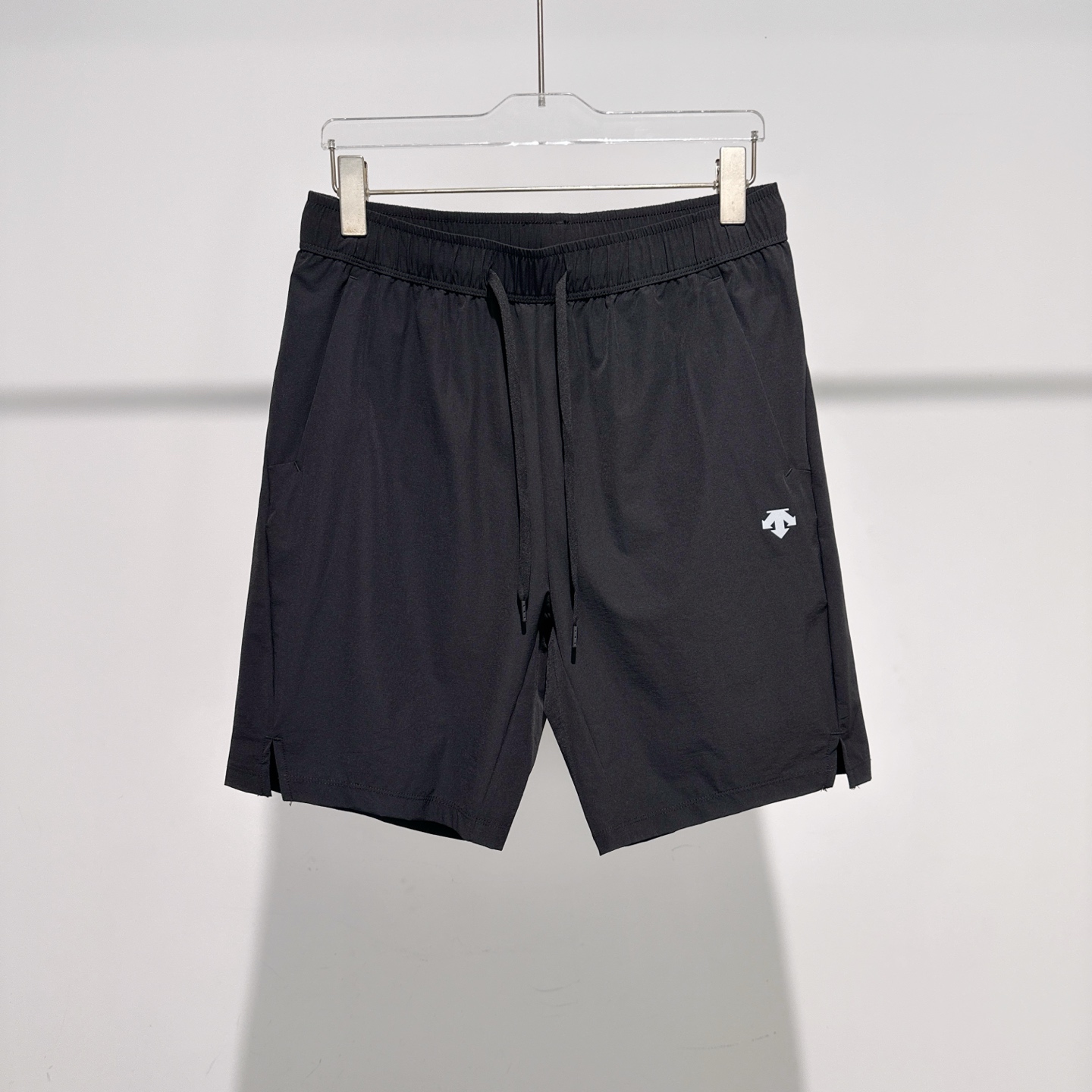 NO:483472,(Logo has reflective effect) DiSante Micro-standard Quick-drying Shorts *Imported fabric functions are integrated with urban leisure and reject the hot, refreshing and comfortable new experience!  *Iconic logo The waterproof zipper pocket design on both sides is super considerate, so you don’t have to worry about losing your phone and keys. The elastic waistband and drawstring are freely adjusted, easy to put on and take off and comfortable. It is not only a pair of shorts, but also a pursuit of quality life and an expression of personality. Whether it is outdoor travel or daily outfit, it will be your best choice. The same style for men and women, four colors are in line with M-3Xl, shorts, alexander wang19860909（logo有反光效果） 迪桑特 微标速干短裤 *进口面料机能户外与城市休闲于一体拒绝闷热,清爽舒适新体验！ *标志性logo 两侧防水拉链口袋设计超贴心,放手机、钥匙完全不用担心丢失.弹性腰带加抽绳,可自由调节,穿脱方便还舒适.它不仅是一条短裤,更是一种对品质生活的追求,对个性的表达.无论是户外出行或者日常穿搭它都将是你的最佳选择. 男女同款 四色齐发 M-3Xl,,shorts,alexander wang,Men's clothing