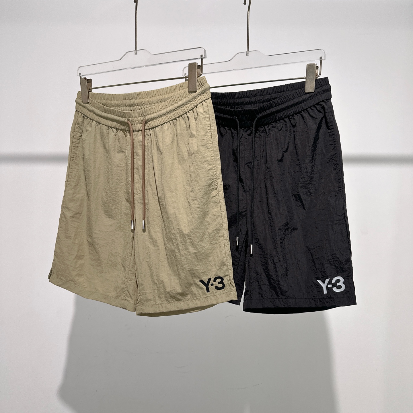 NO:483491,Y-3's superb summer new shorts are here!  The nylon fabric of this shorts is super light, and you can hardly feel any weight when you wear it on your body. It is as light as a cloud. The three-dimensional style is super personalized, and it is very friendly to all kinds of figures and is not picky about people. It is comfortable and comfortable to wear, and there is no pressure to move. It can be easily controlled whether it is going out on the street or outdoor sports.19860909Y-3超绝的夏季新款短裤来啦！ 这款短裤的尼龙面料超轻,穿在身上几乎感觉不到什么重量,就像云朵一样轻盈.立体的版型超有个性,对各种身材都超友好,不挑人哦.穿着舒适自在,活动起来毫无压力,不管是日常出街还是户外运动,都能轻松驾驭. 码数M-3XL,,shorts,alexander wang,Men's clothing