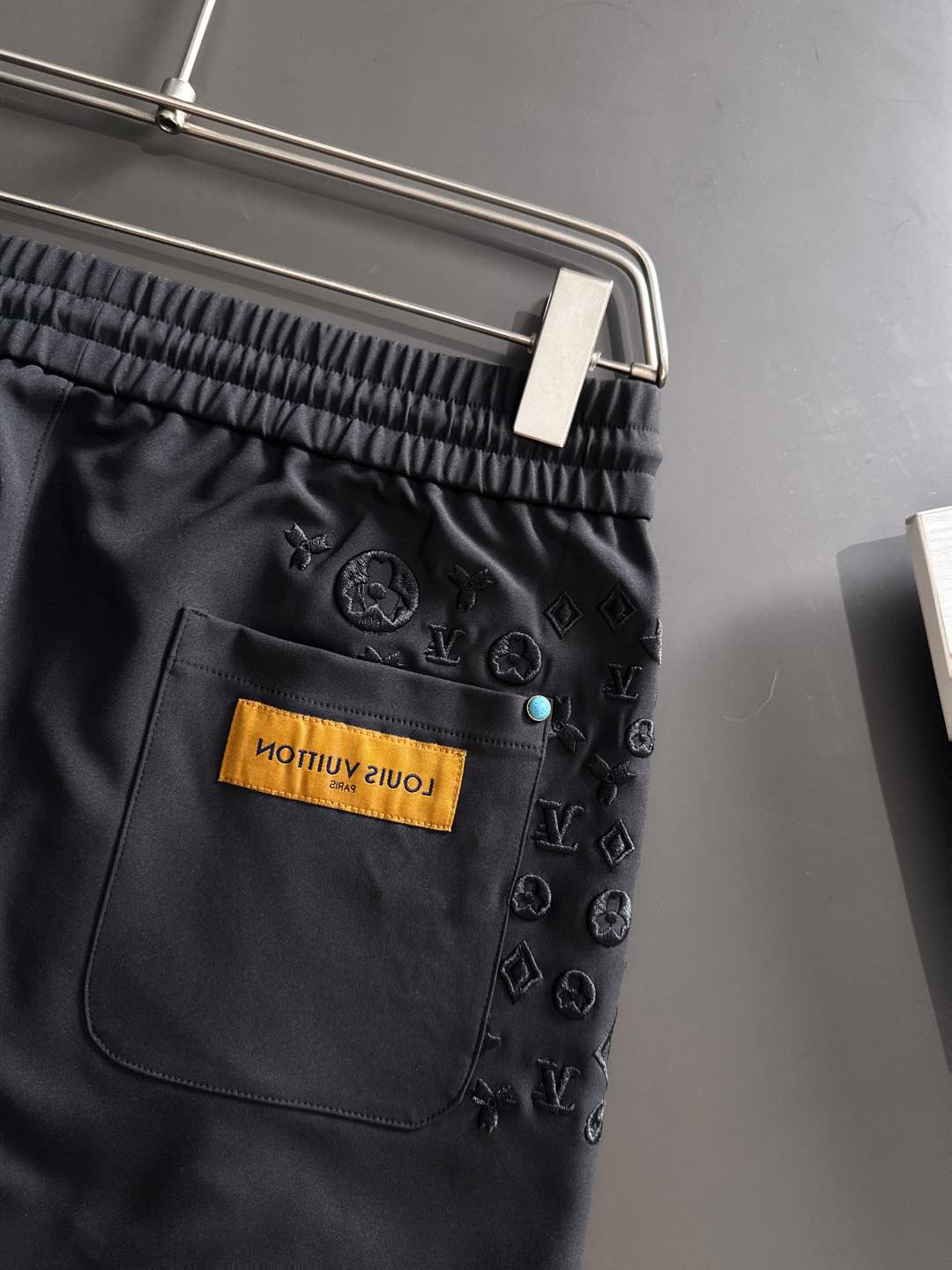 L家 秋冬最新男士休闲裤！ 简约百搭款，不挑人穿，腰部松紧抽绳设计，经典刺绣老花！良好的修饰身材比例，线