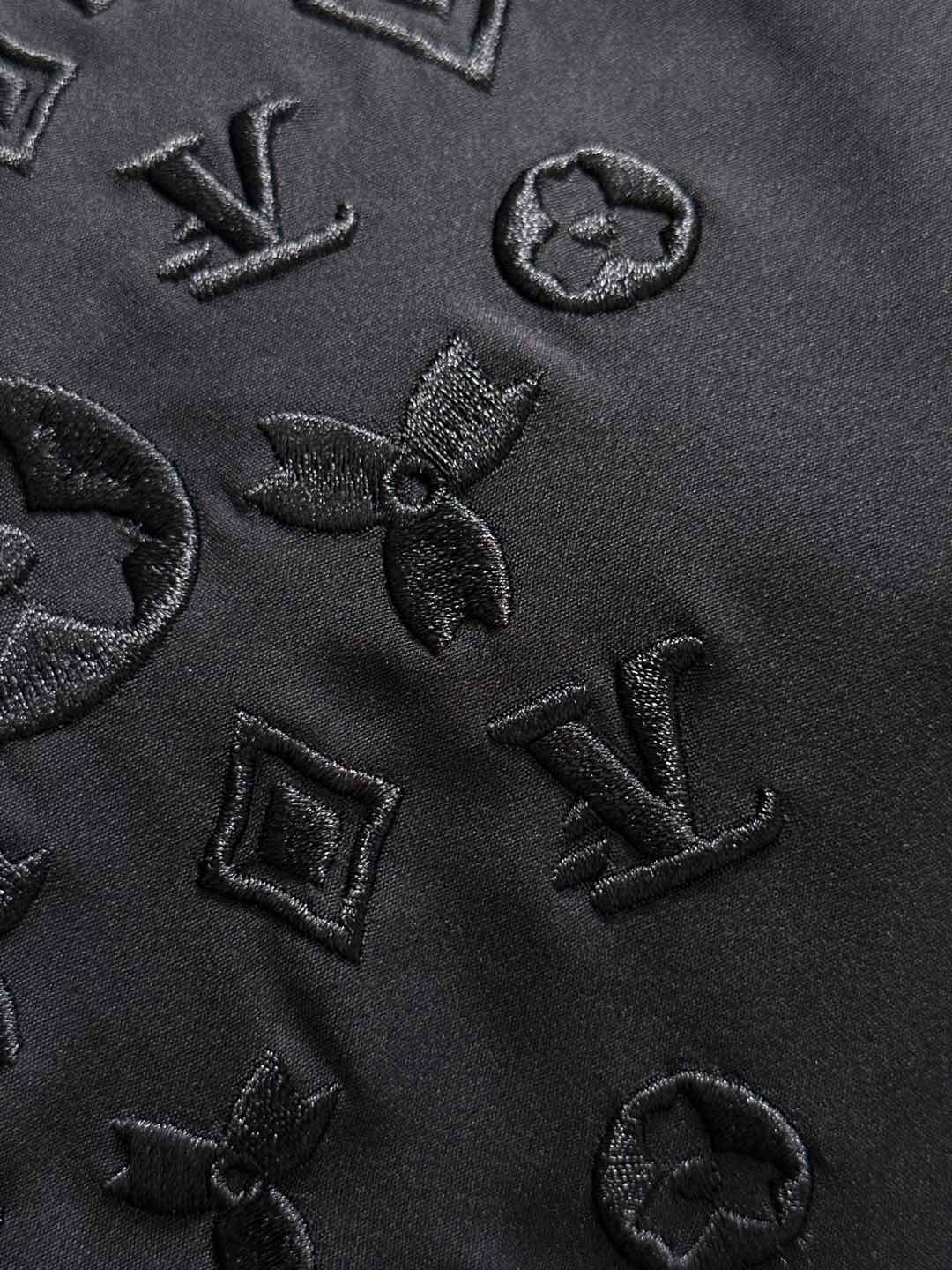 L家 秋冬最新男士休闲裤！ 简约百搭款，不挑人穿，腰部松紧抽绳设计，经典刺绣老花！良好的修饰身材比例，线