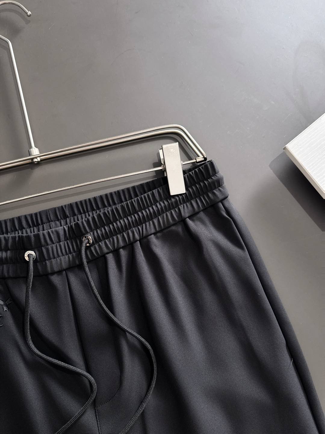 L家 秋冬最新男士休闲裤！ 简约百搭款，不挑人穿，腰部松紧抽绳设计，经典刺绣老花！良好的修饰身材比例，线