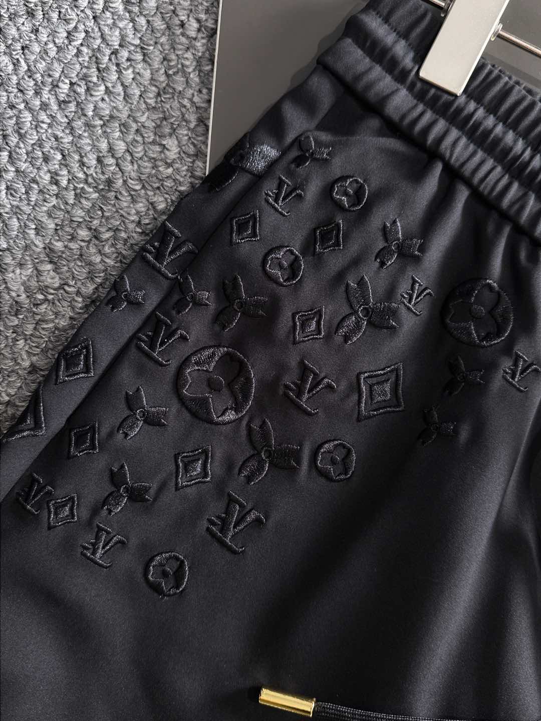 L家 秋冬最新男士休闲裤！ 简约百搭款，不挑人穿，腰部松紧抽绳设计，经典刺绣老花！良好的修饰身材比例，线