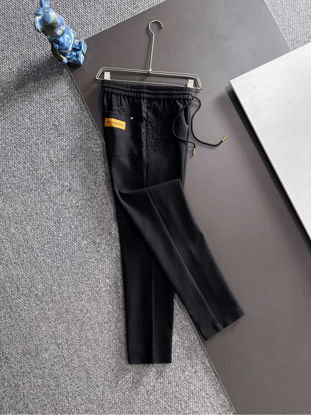 L家 秋冬最新男士休闲裤！ 简约百搭款，不挑人穿，腰部松紧抽绳设计，经典刺绣老花！良好的修饰身材比例，线