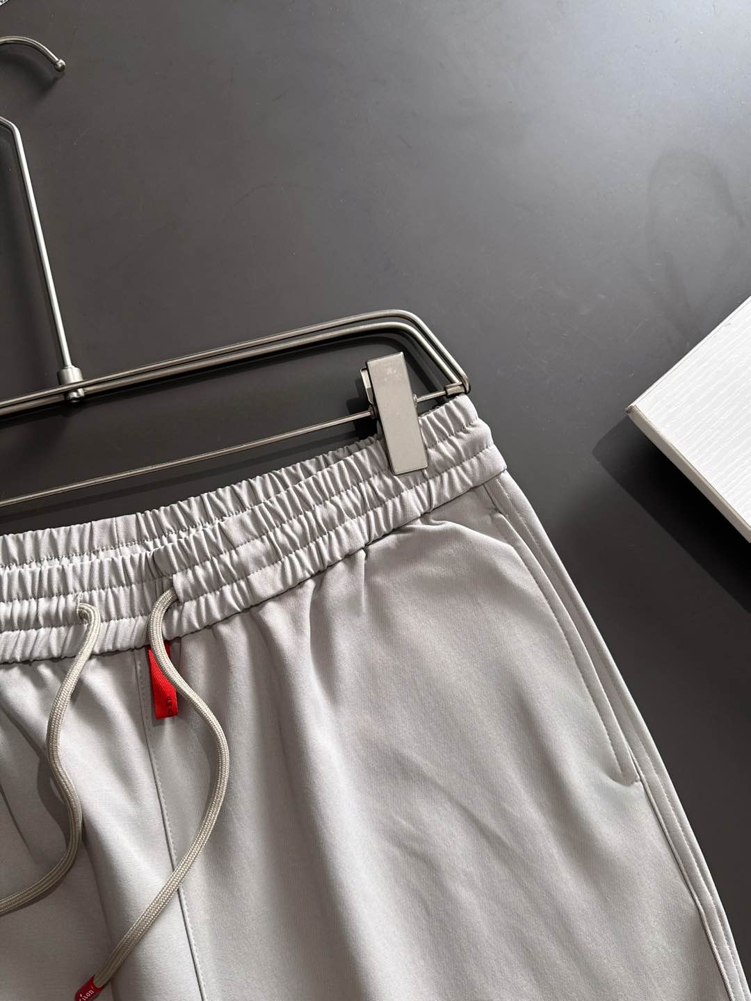 Kiton 2025秋冬 品质控推荐！全品相订单 松紧腰拉链直脚休闲裤 ，年年经典款式 松紧绳抽绳 字母