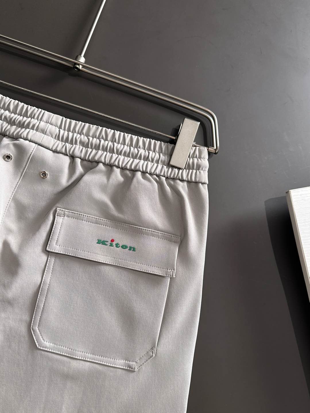 Kiton 2025秋冬 品质控推荐！全品相订单 松紧腰拉链直脚休闲裤 ，年年经典款式 松紧绳抽绳 字母