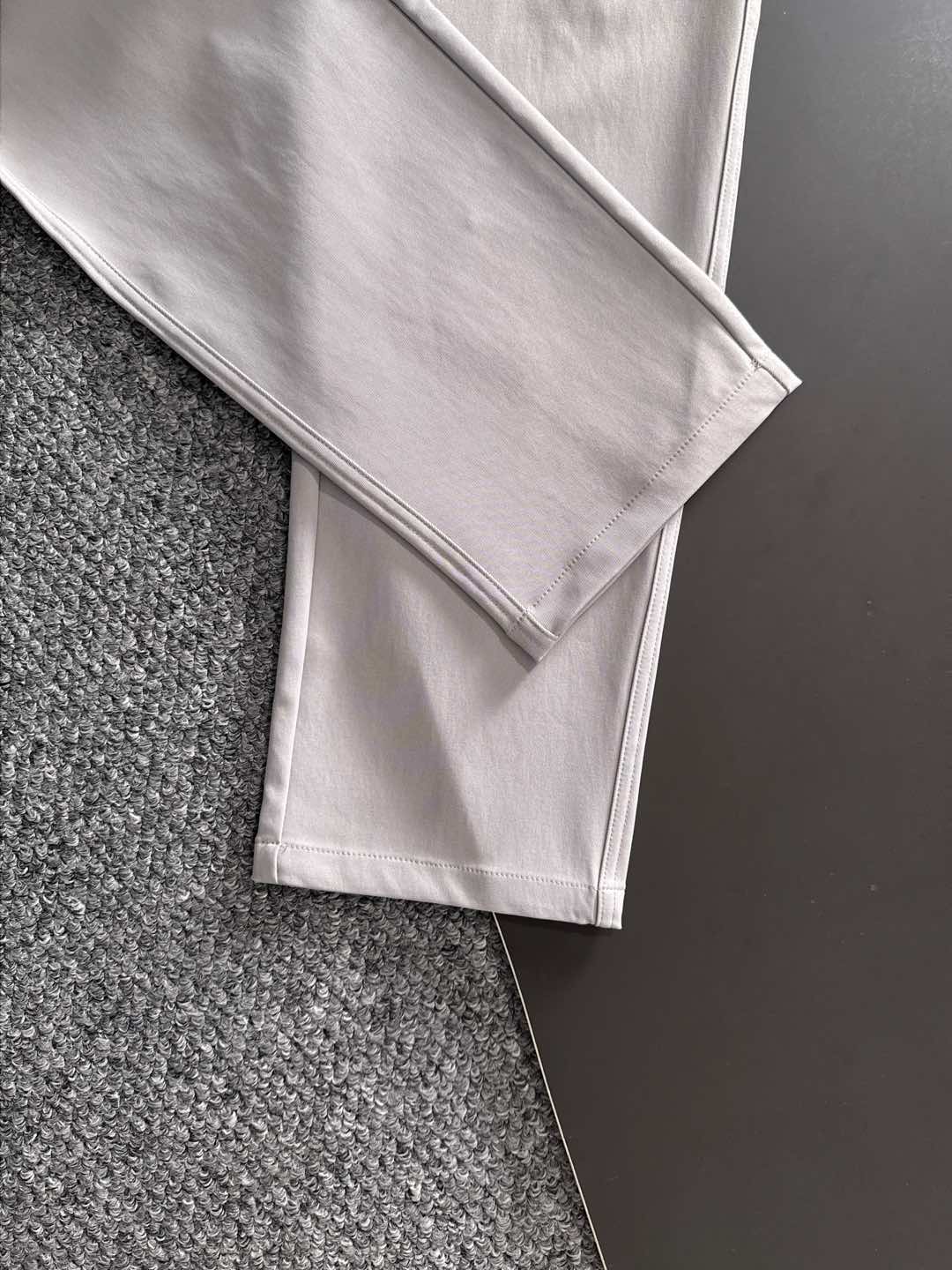 Kiton 2025秋冬 品质控推荐！全品相订单 松紧腰拉链直脚休闲裤 ，年年经典款式 松紧绳抽绳 字母